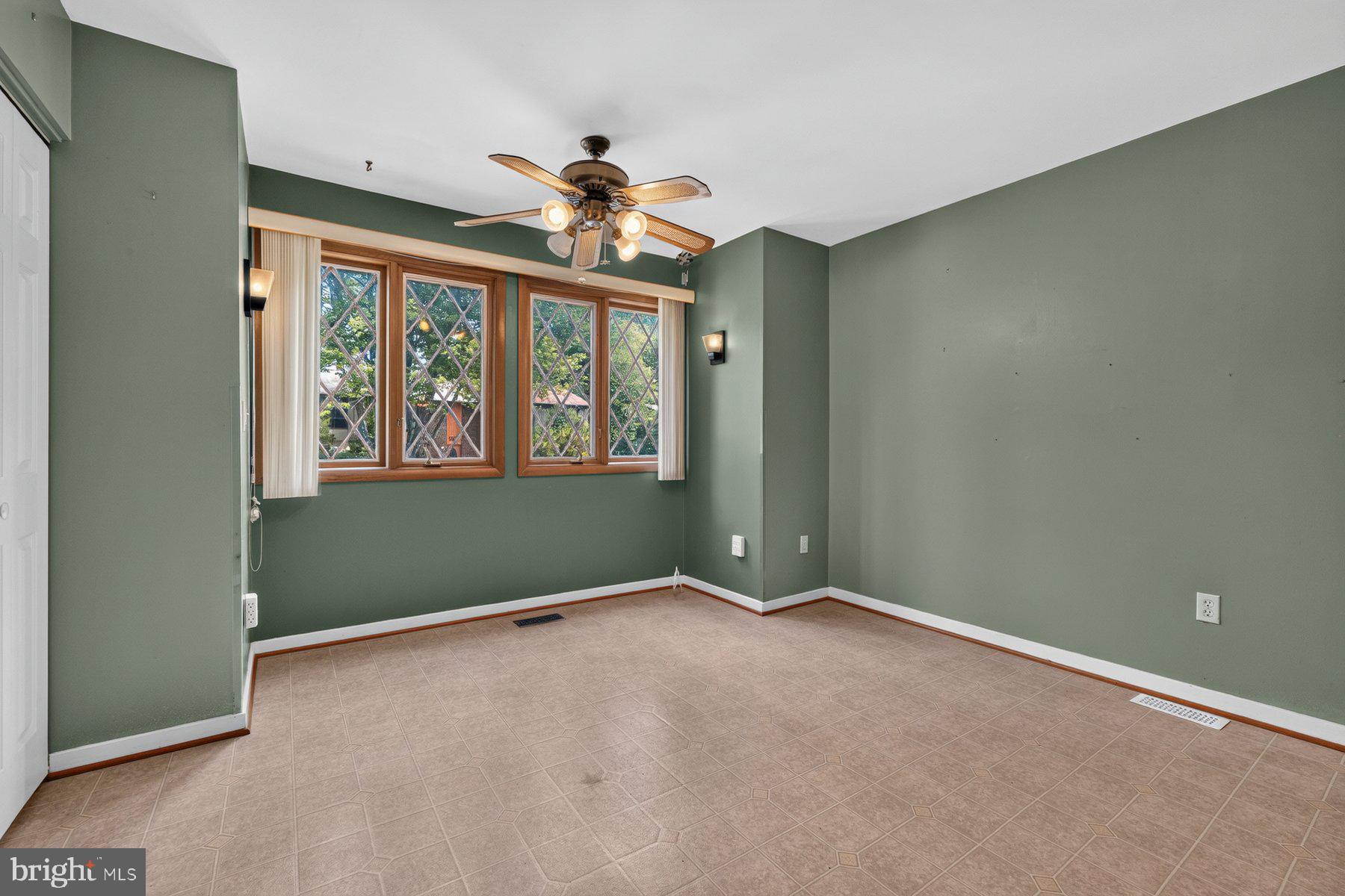 HOLLOW OAKS - Residential
