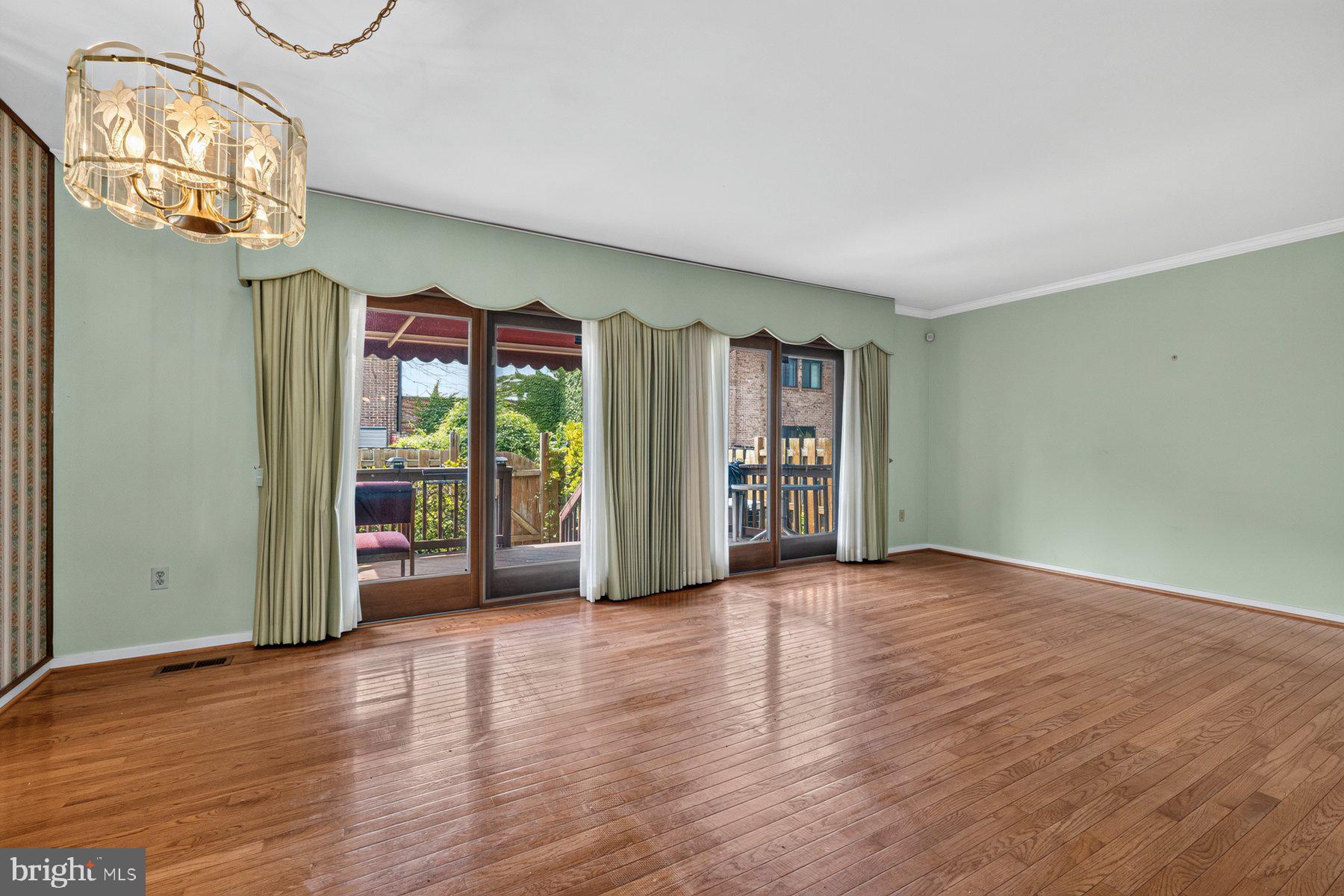 HOLLOW OAKS - Residential