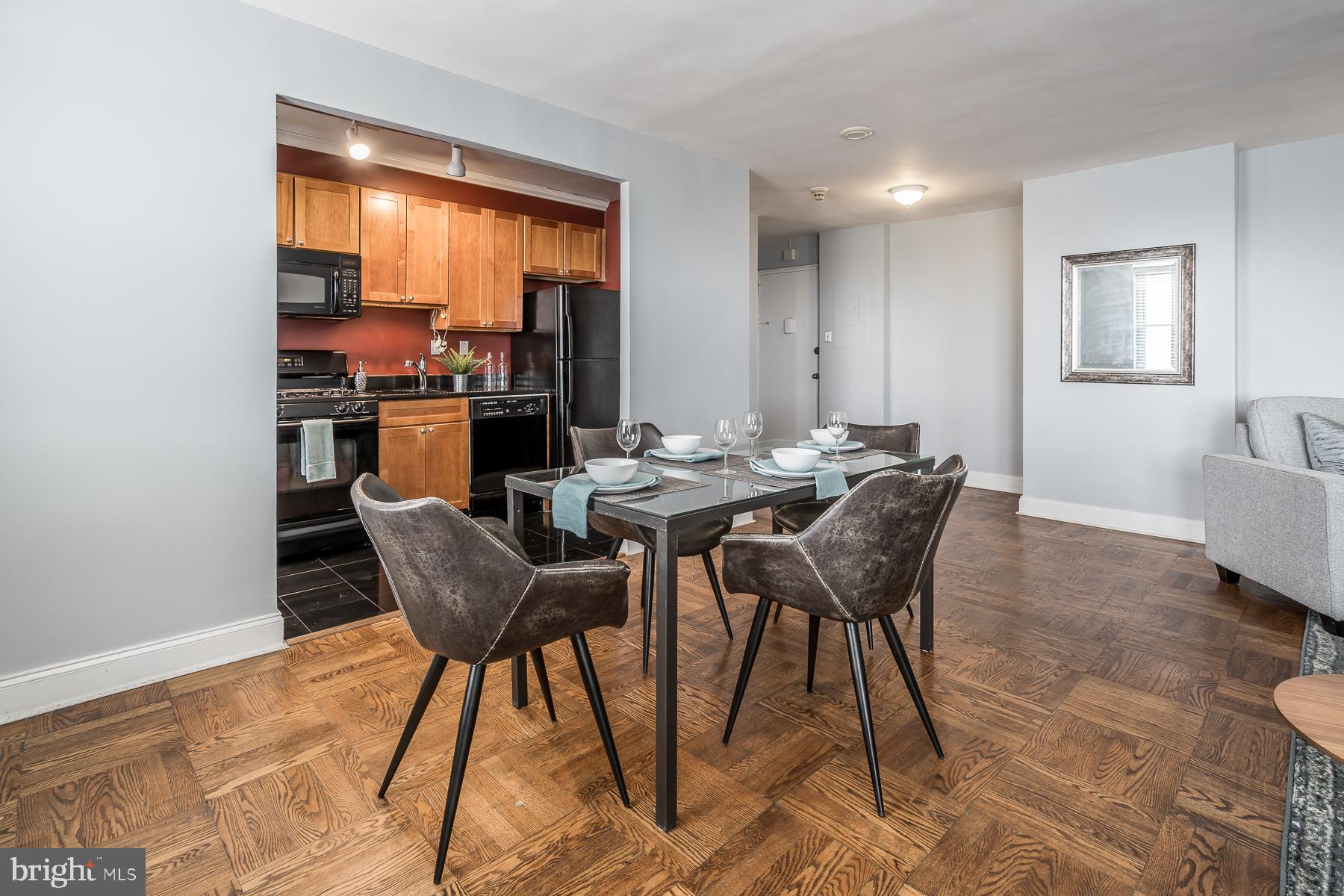 This large one bedroom residence at 2601 Parkway is not to be missed! Perfectly located across from The Art Museum and Fairmount Park, this pet-friendly residence is close to Kelly Drive, Boat House Row, Whole Foods Market, The Barnes, great restaurants, and convenient transportation