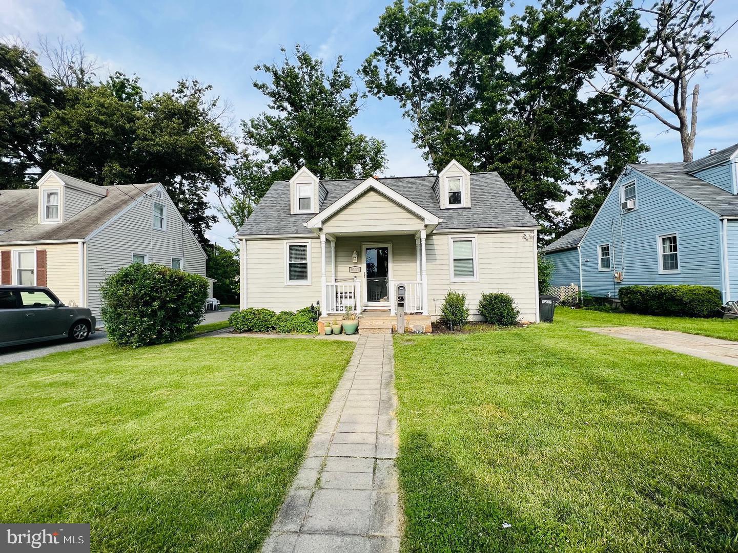 This home has been completely renovated and is a must see.
Note: The owner preferer schedule appointment's to view the property on weekends only for now. Thanks