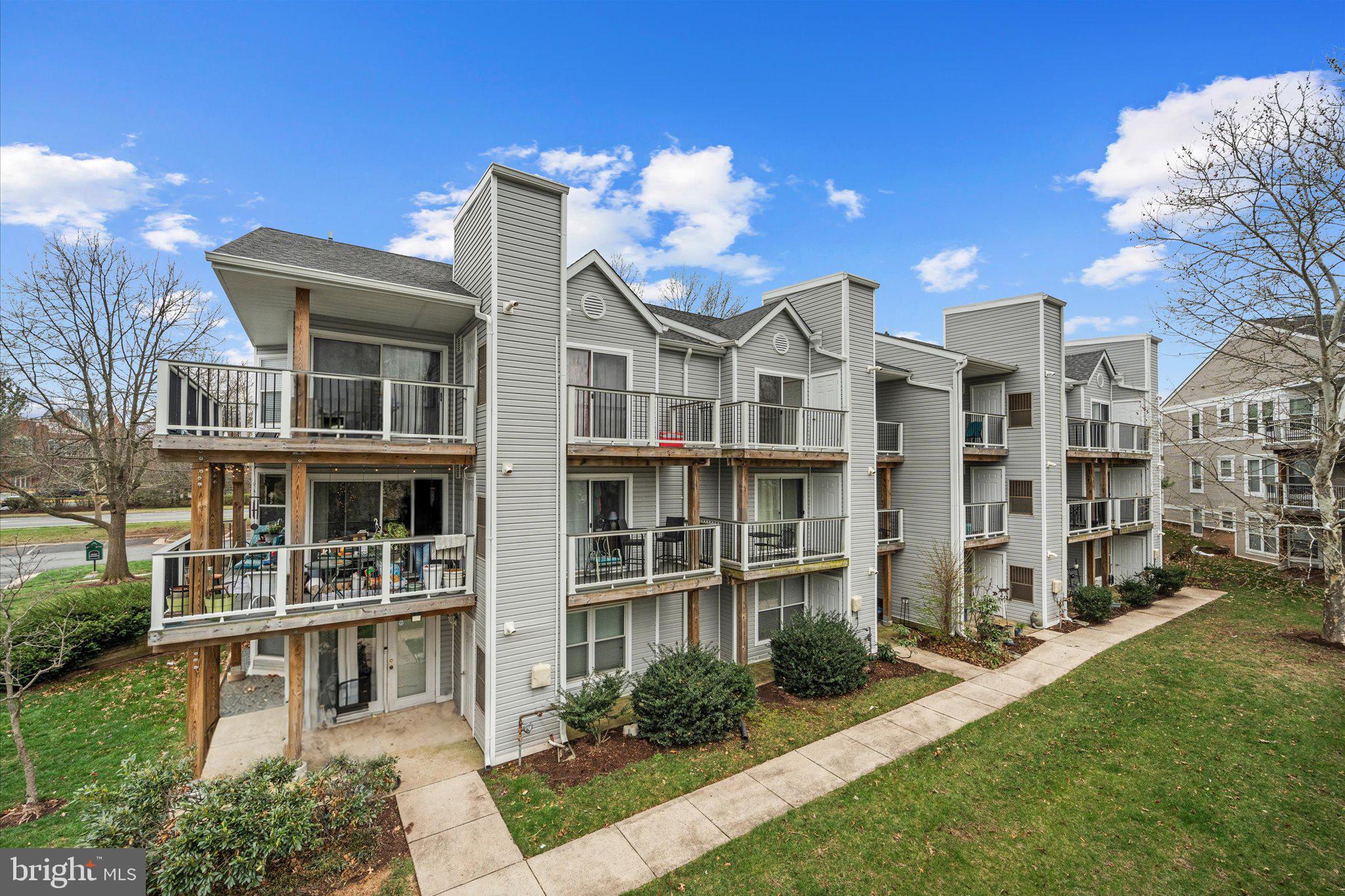 LAKESHORE CONDO - Residential