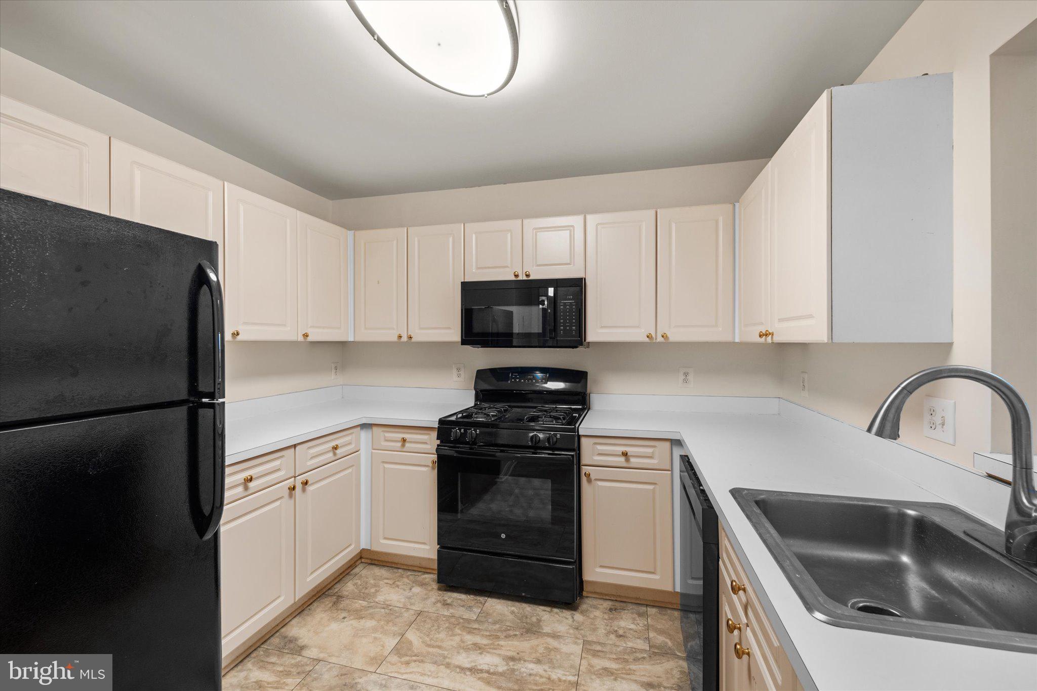 LAKESHORE CONDO - Residential