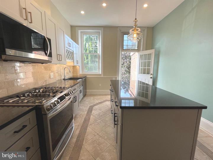 QUEEN VILLAGE - Residential Income