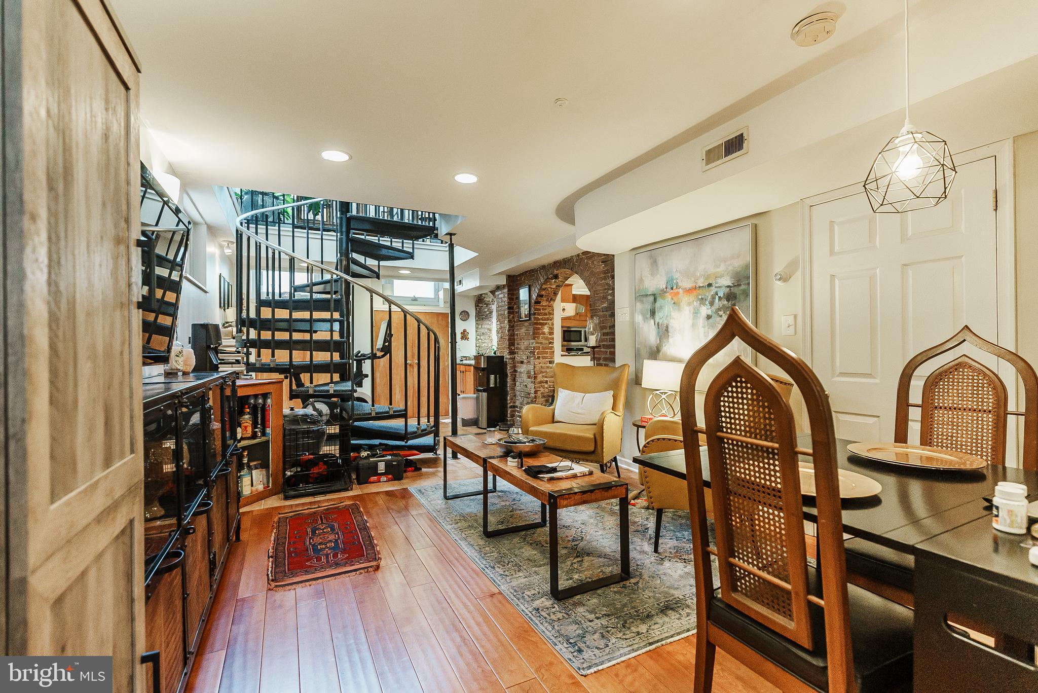 QUEEN VILLAGE - Residential Income