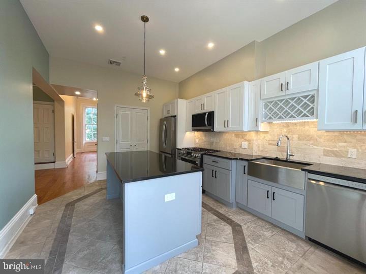 QUEEN VILLAGE - Residential Income