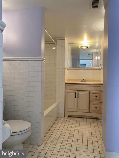 QUEEN VILLAGE - Residential Income
