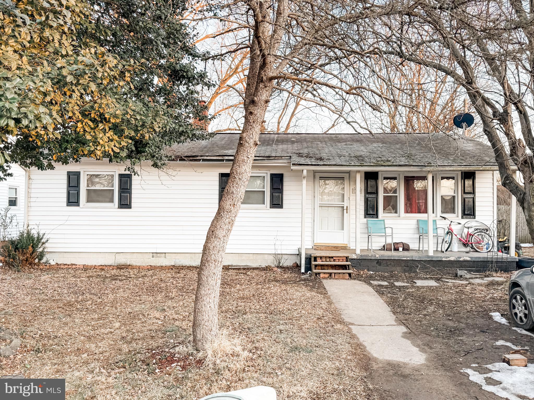 🏡 Investor Special in a Prime Location!

Opportunity knocks! This 3-bedroom, 1-bath home (plus bonus NTC 4th bedroom and 2nd bathroom) is packed with potential and ready for a full rehab. Situated in a highly desirable area close to town, this home offers endless possibilities for the right buyer.

Bring your vision and contractor—this is a major renovation project for experienced investors/cash buyers only. The home features a functional layout, spacious lot, and unbeatable location.

💡 Key Features:

3 Official Bedrooms + Bonus Room
1 Bath + Additional Non-Permitted Bath
Great Location Close to Town, Shops, and Restaurants
Perfect for Fix & Flip or Long-Term Investment
This is a rare chance to customize a home in a sought-after neighborhood. With some TLC, you can turn this diamond in the rough into a real gem! Sold as-is. Cash offers only.

📞 Don’t miss out—schedule your showing today!