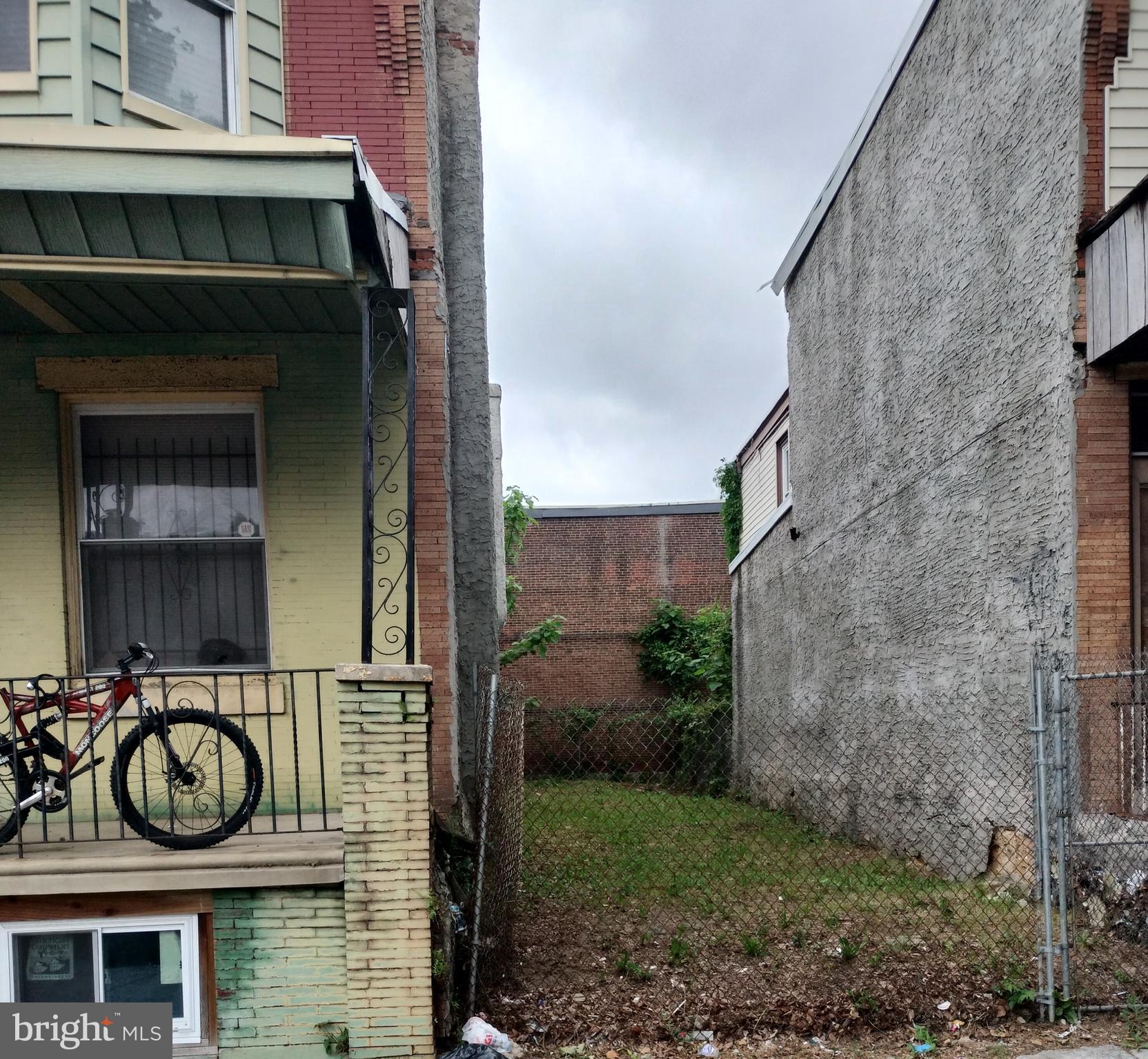 STRAWBERRY MANSION - Land