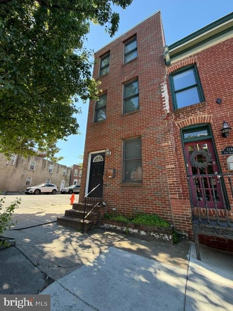 INVESTOR/CASH BUYERS ONLY! Incredible opportunity in unbeatable location! Spacious end unit featuring 4 bedrooms and 4.5 bathrooms all above grade! Updated roof and HVAC! Hardwood floors throughout. Kitchen needs reno. Will not pass financing with current state of the kitchen. Please call Colleen for details and schedule your showing today!
