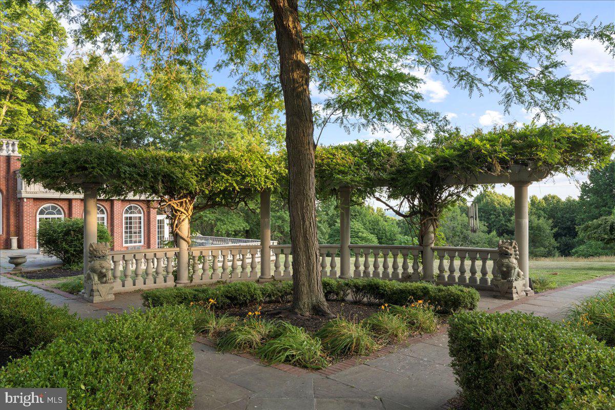 SOLEBURY MOUNT EST - Residential