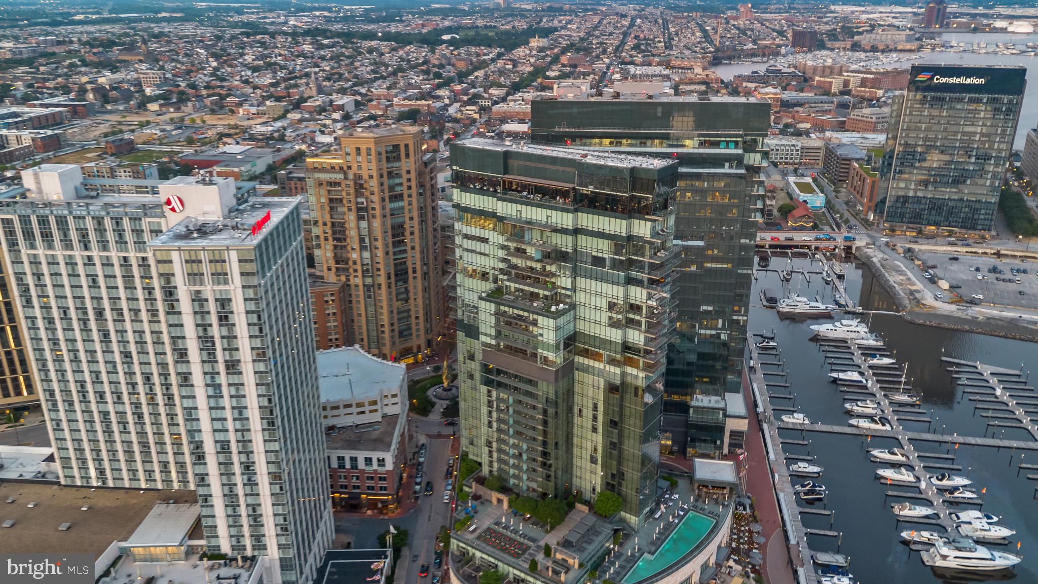 FOUR SEASONS PRIVATE RESIDENCES - Residential