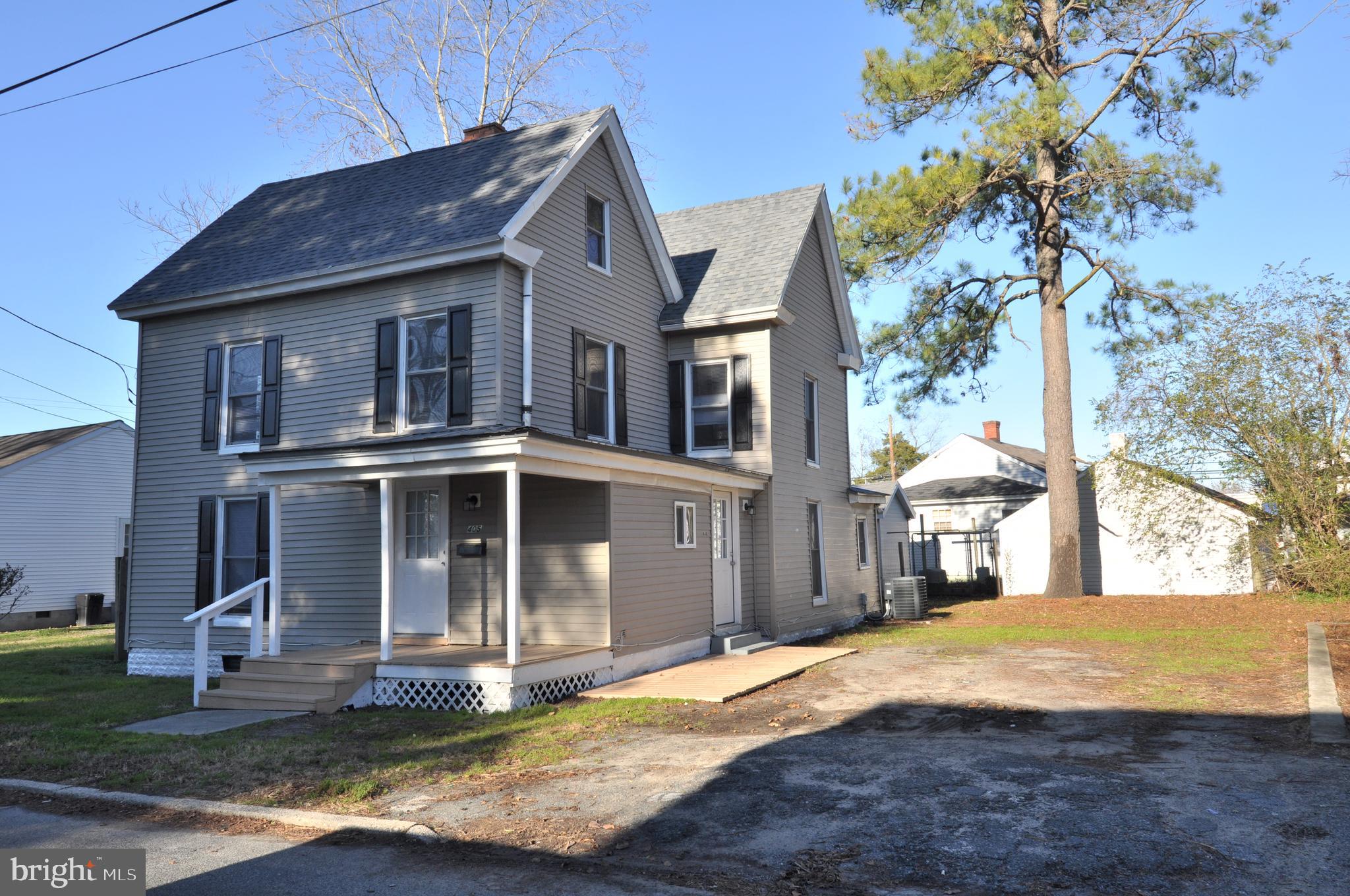 THIS 4 BEDROOM 2 BATH HOME WITH MODERN KITCHEN IS READY TO MOVE IN. FRESH PAINT AND FLOORIN PLUS A MAINTEANCE FREE EXTERIOR. PLEASE SCHEDULE A SHOWING TODAY.