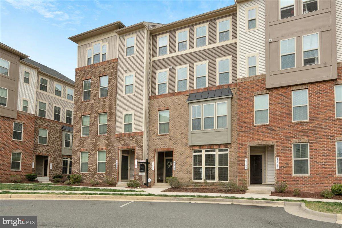 LOUDOUN CROSSING CONDOMINIUM - Residential