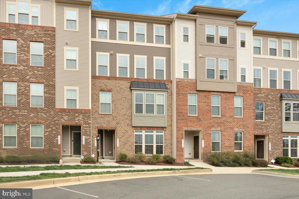LOUDOUN CROSSING CONDOMINIUM - Residential