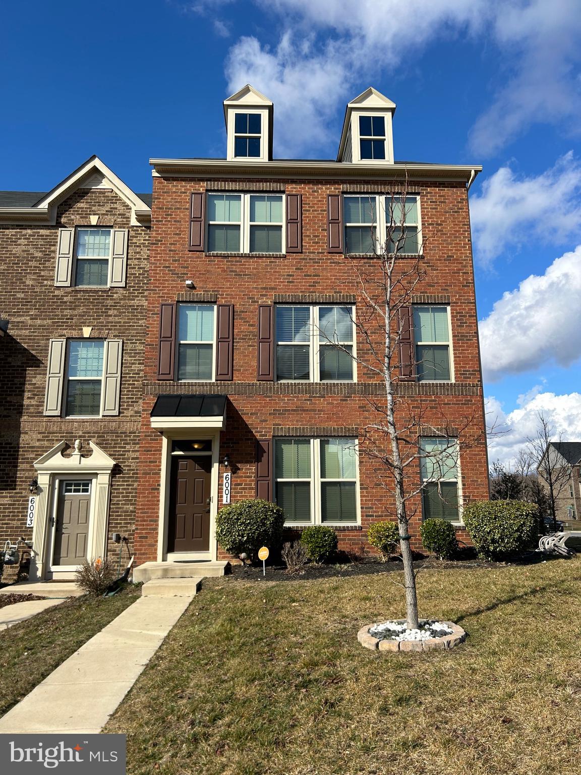 Absolutely BEAUTIFUL! Here is your chance to move into the sought after Forborne Park Community.  Hard wood floors throughout, enter into the rec/basement area. Open floor plan on the second level with a deck perfect for serene moments or entertaining. Requirements 620+ credit score, Income $115,200 minimum with excellent rental history -no exeptions.
Showings will start 2/9/24