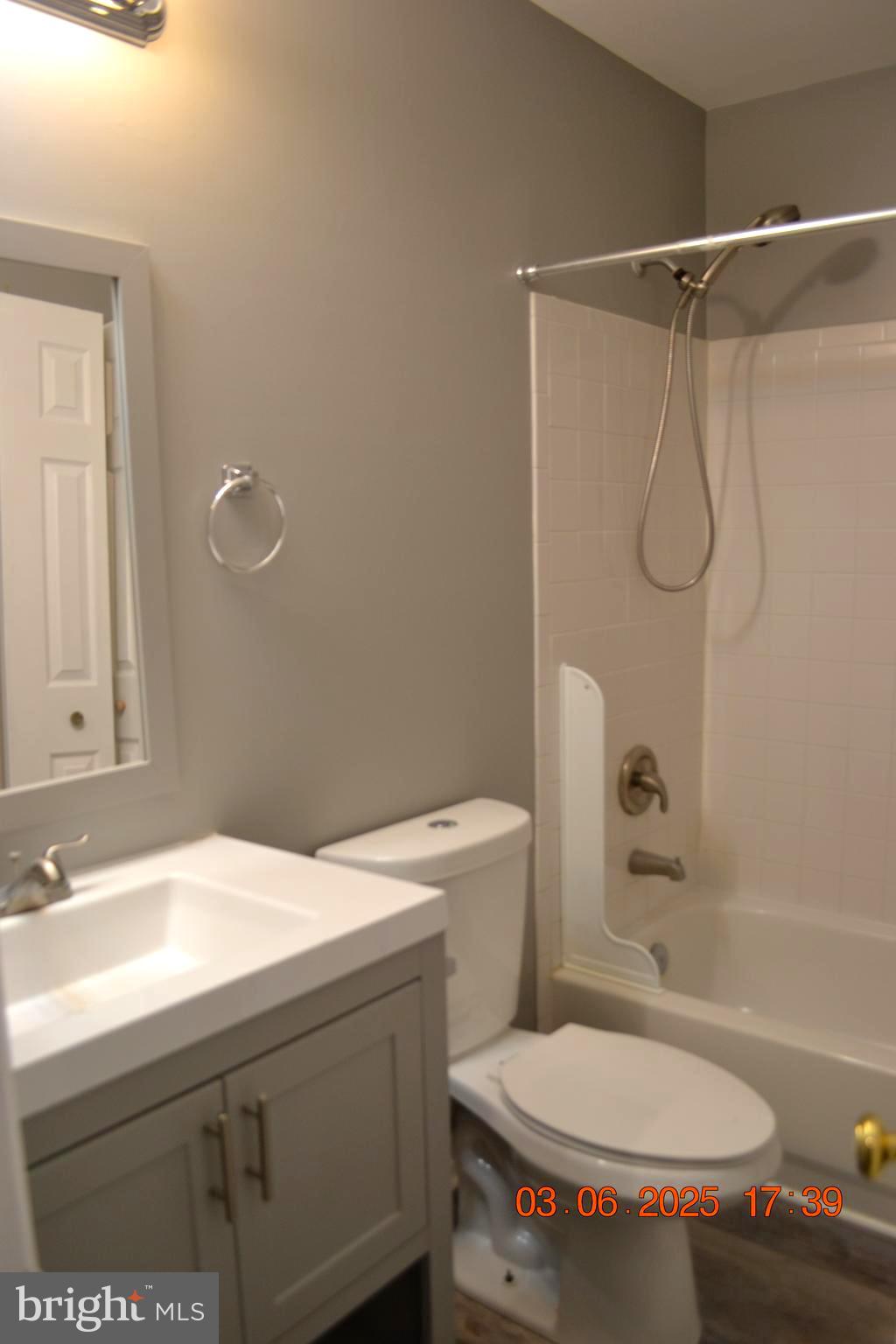 RIDGE COMMONS - Residential Lease