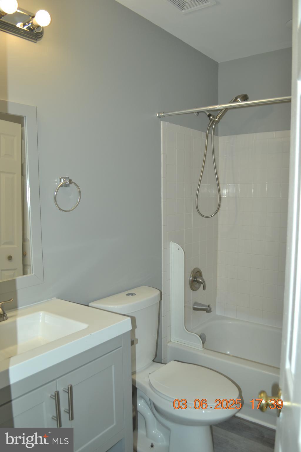 RIDGE COMMONS - Residential Lease