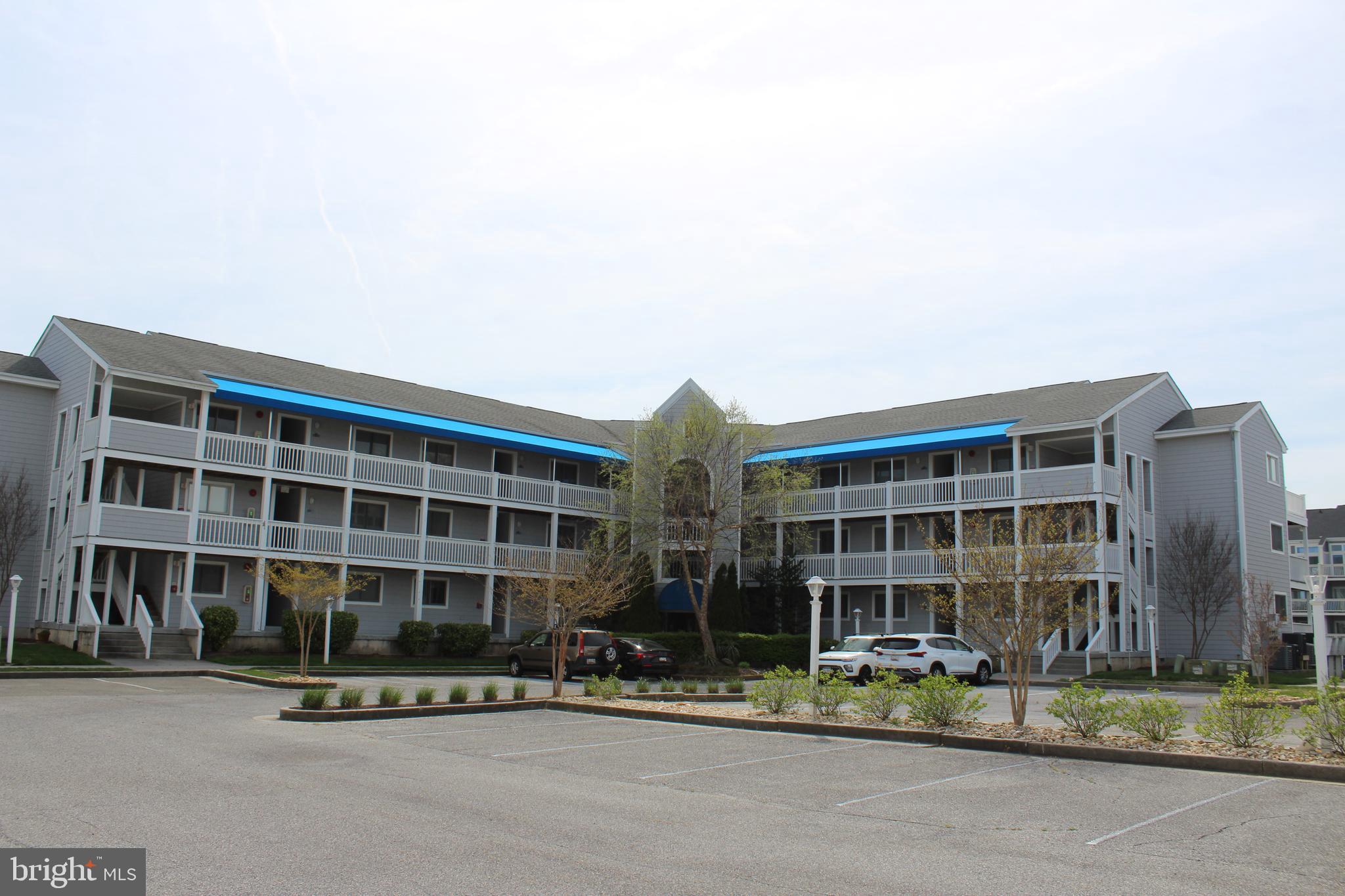 Serene Getaway! Spacious 2 bedroom 2 bath condo situated on the fork of the canal with open sunset views. Offered fully furnished. Close to Northside Park and restaurants. Don't miss out!