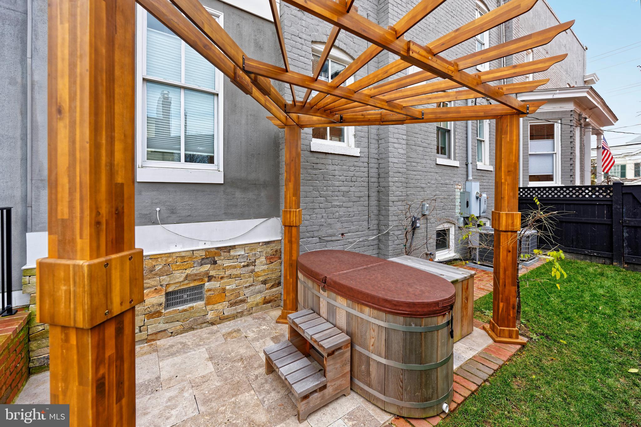 OLD TOWN ALEXANDRIA - Residential