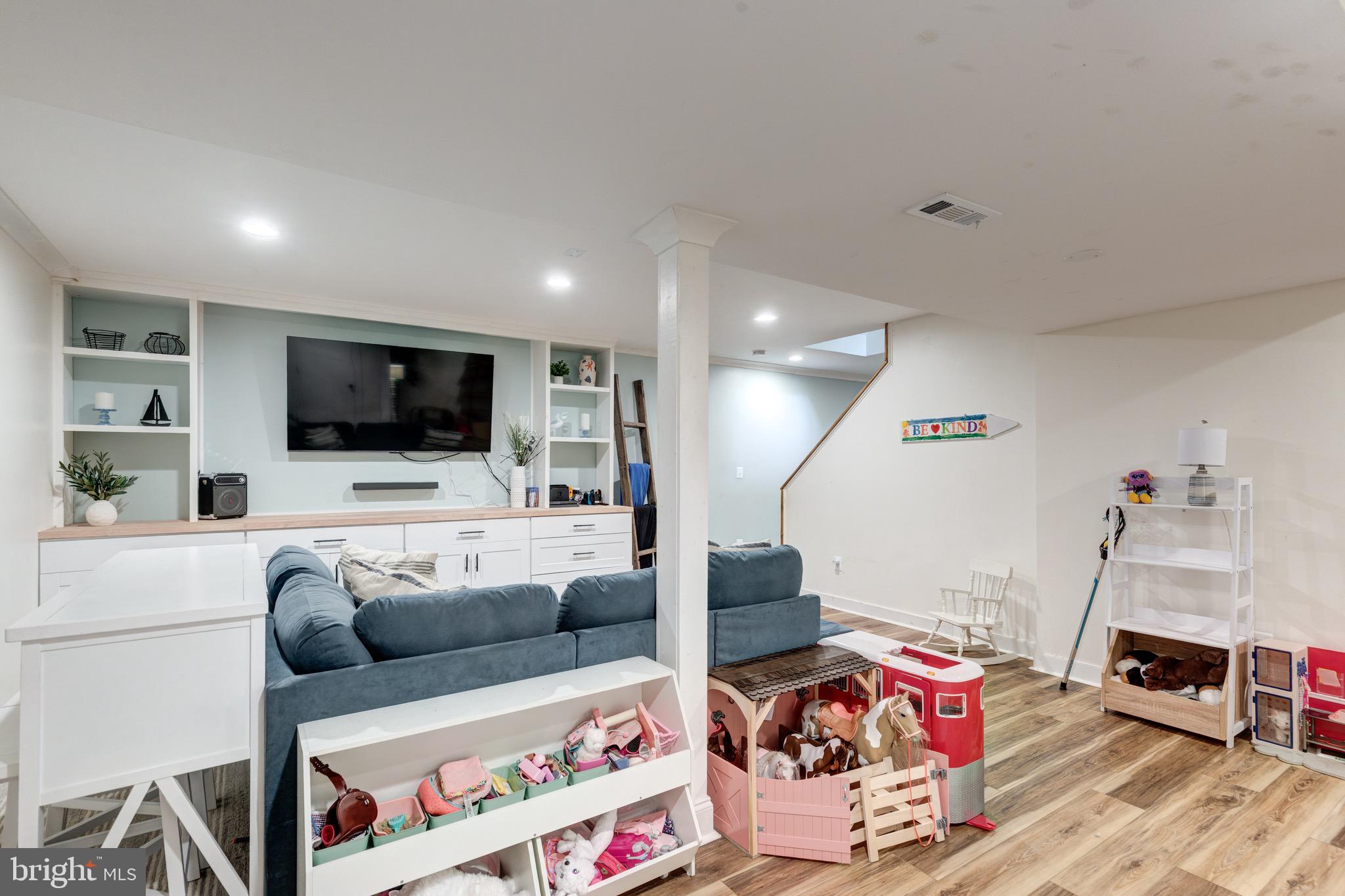 VILLAGE GREEN ESTATES - Residential