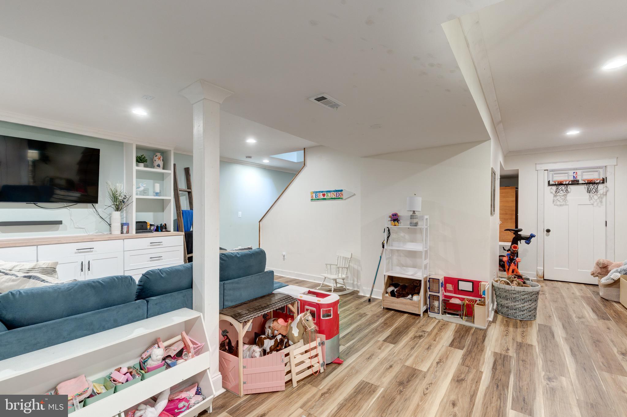 VILLAGE GREEN ESTATES - Residential
