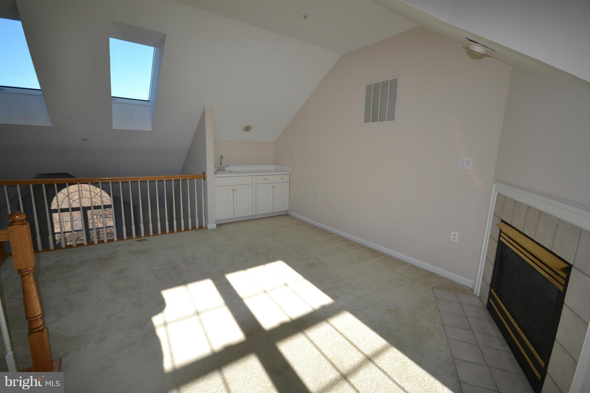 TUSCARORA KNOLLS - Residential Lease