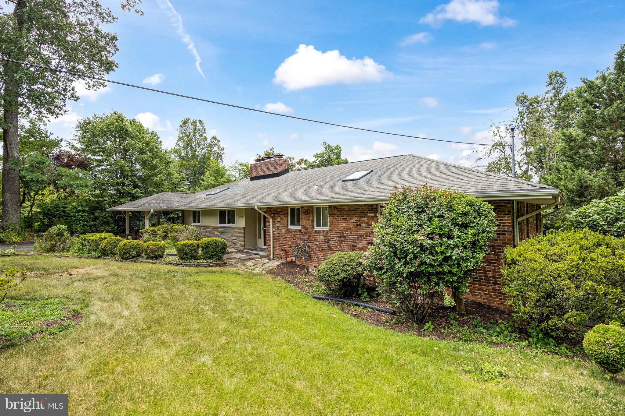 LAKE BARCROFT - Residential