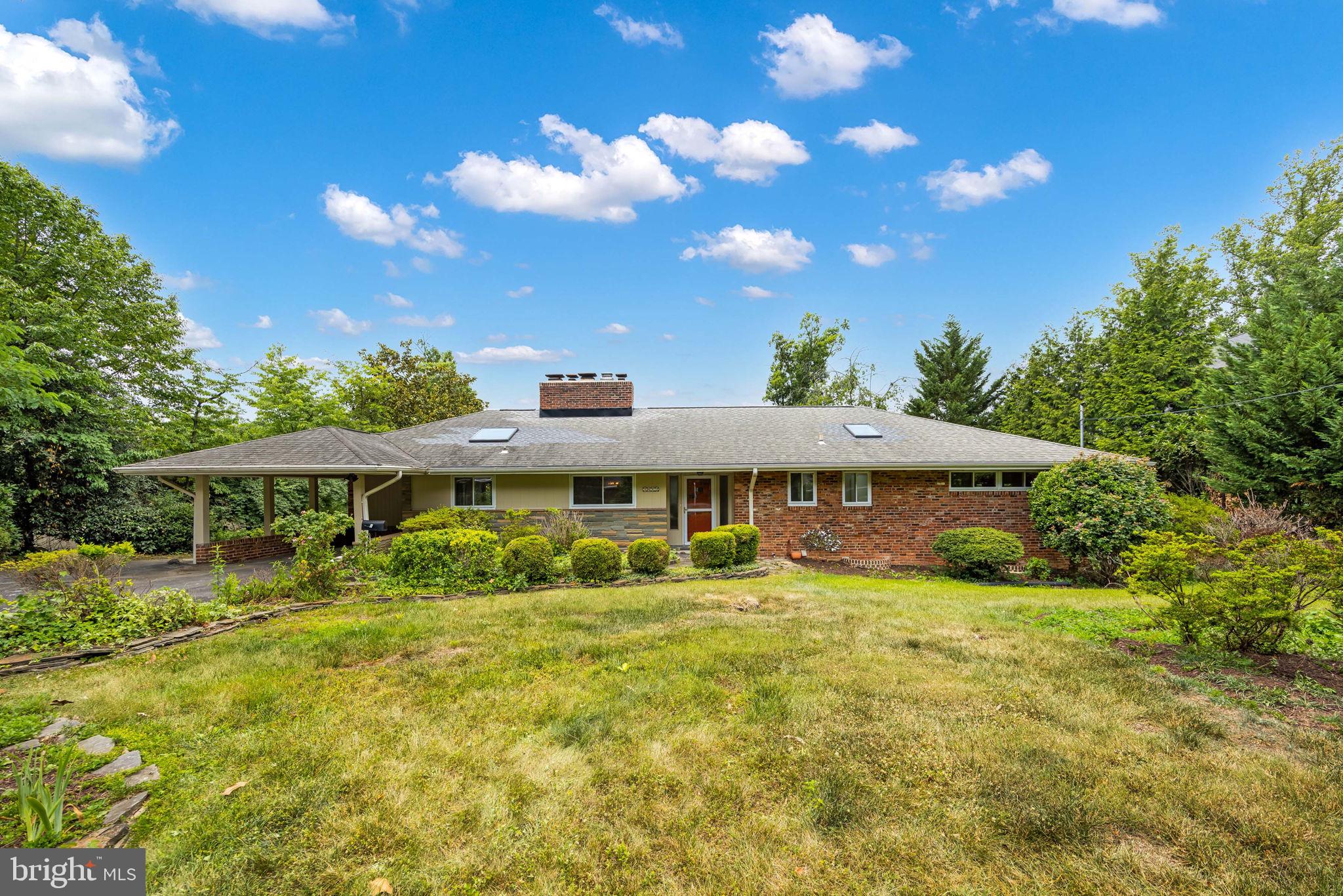 LAKE BARCROFT - Residential