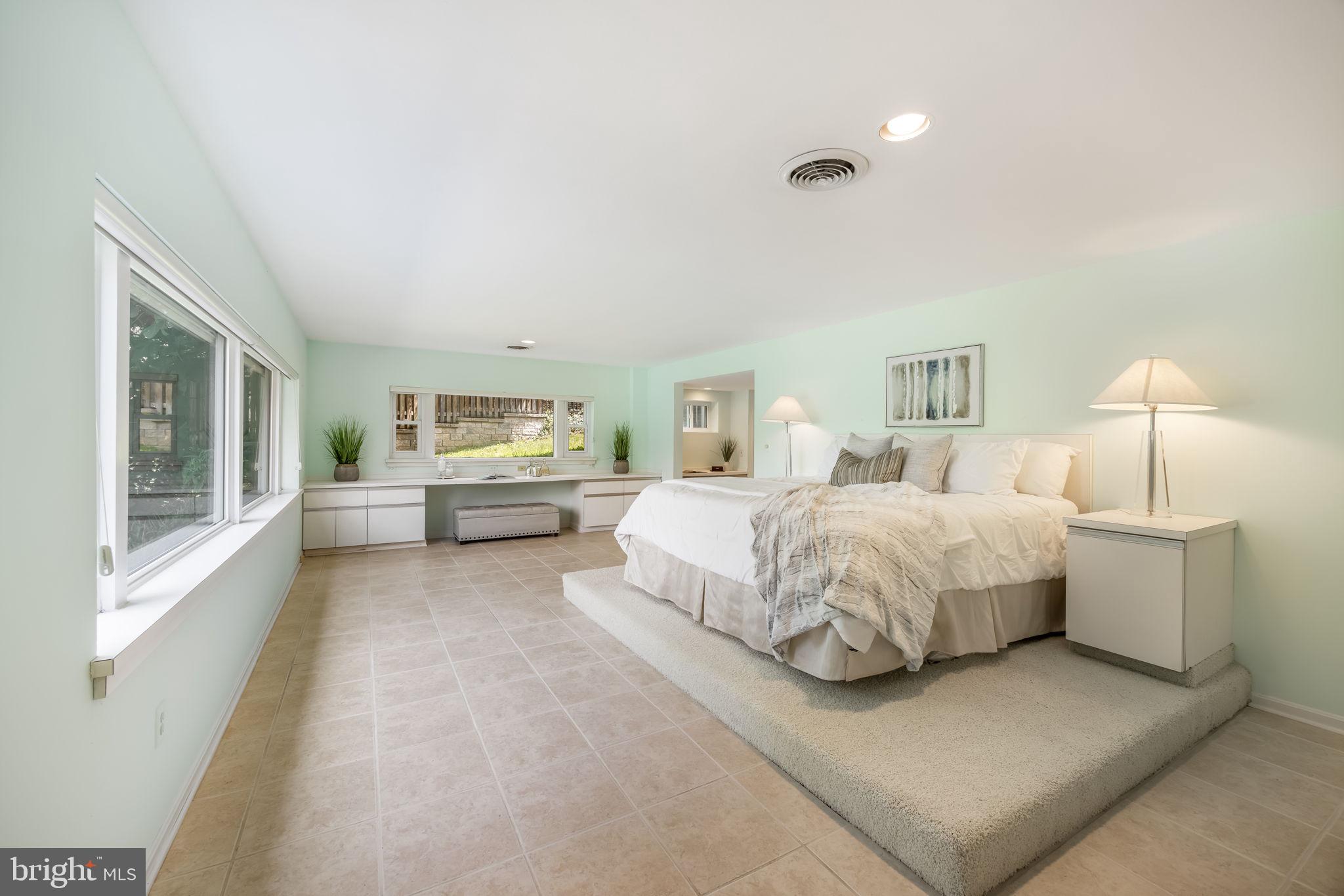 LAKE BARCROFT - Residential