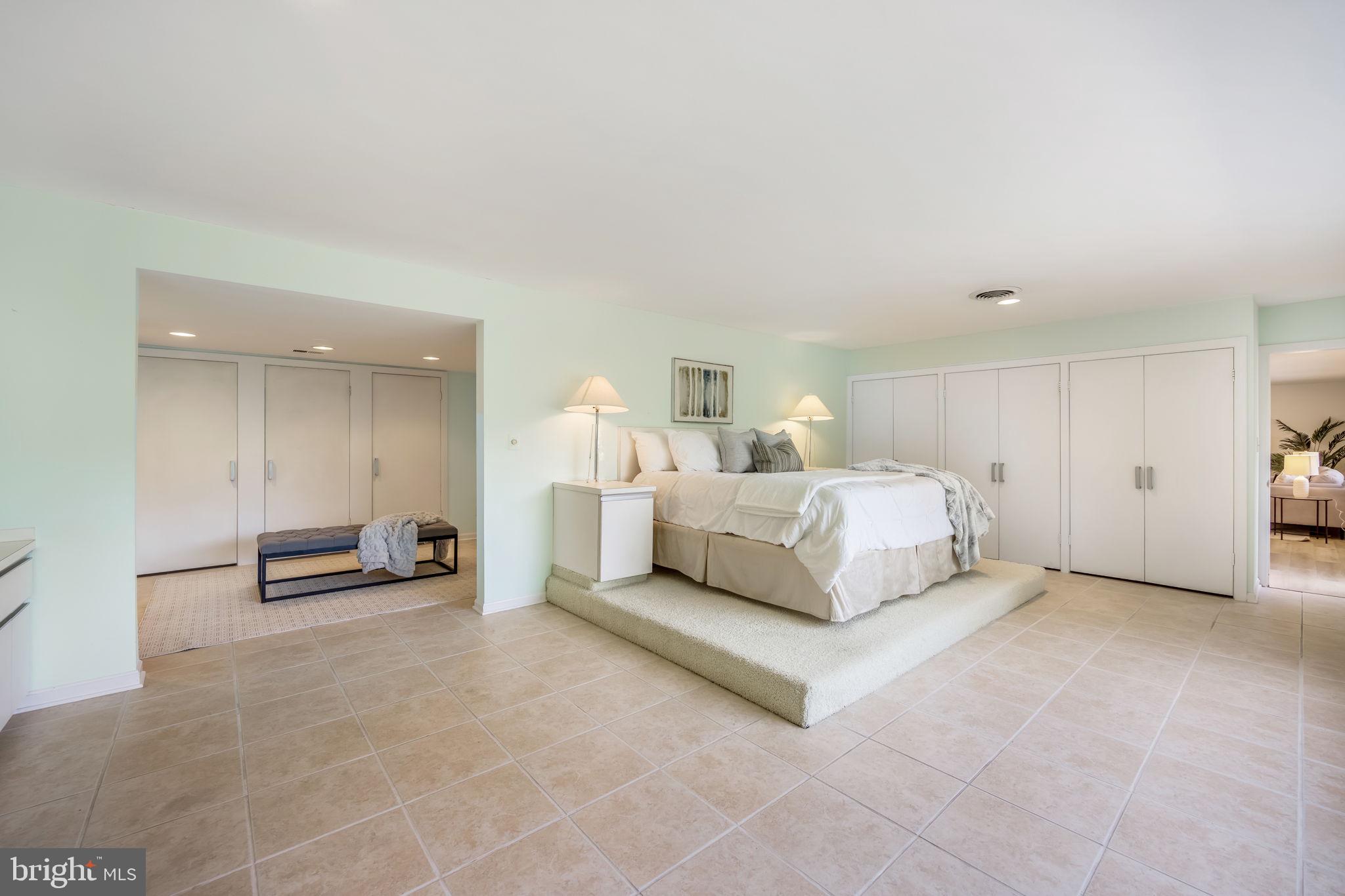 LAKE BARCROFT - Residential