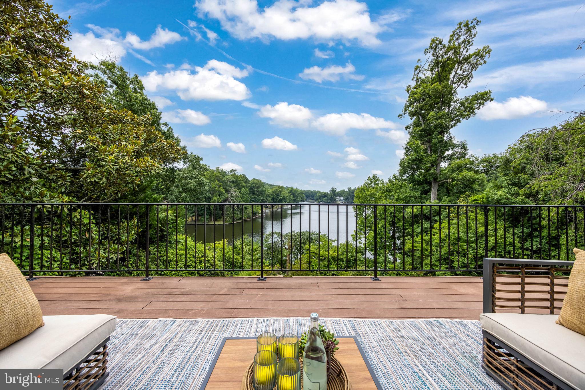 LAKE BARCROFT - Residential