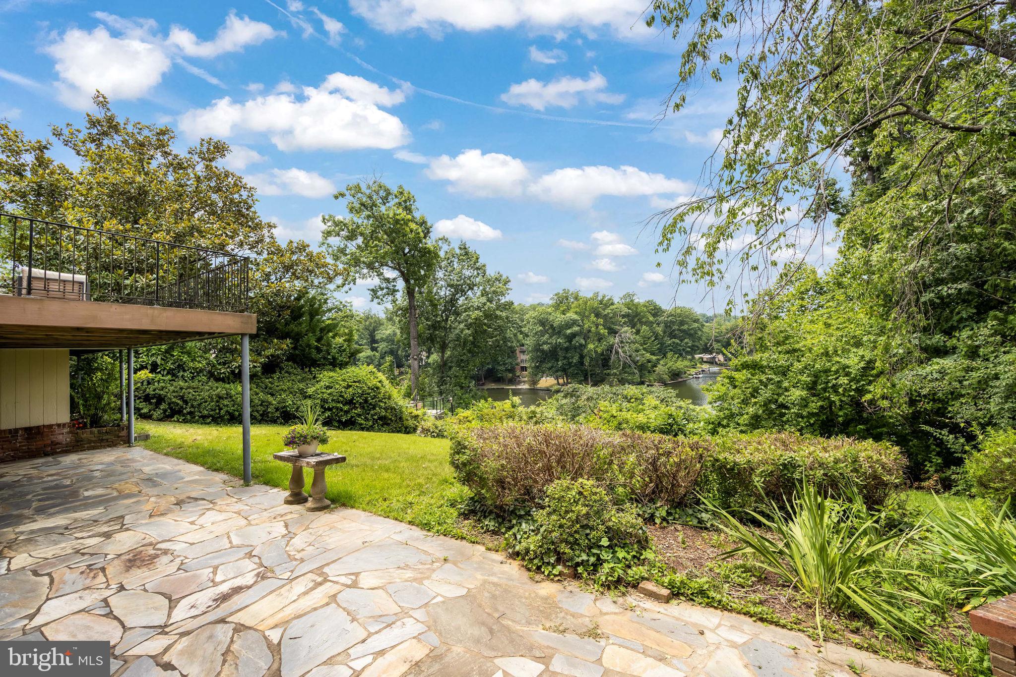LAKE BARCROFT - Residential