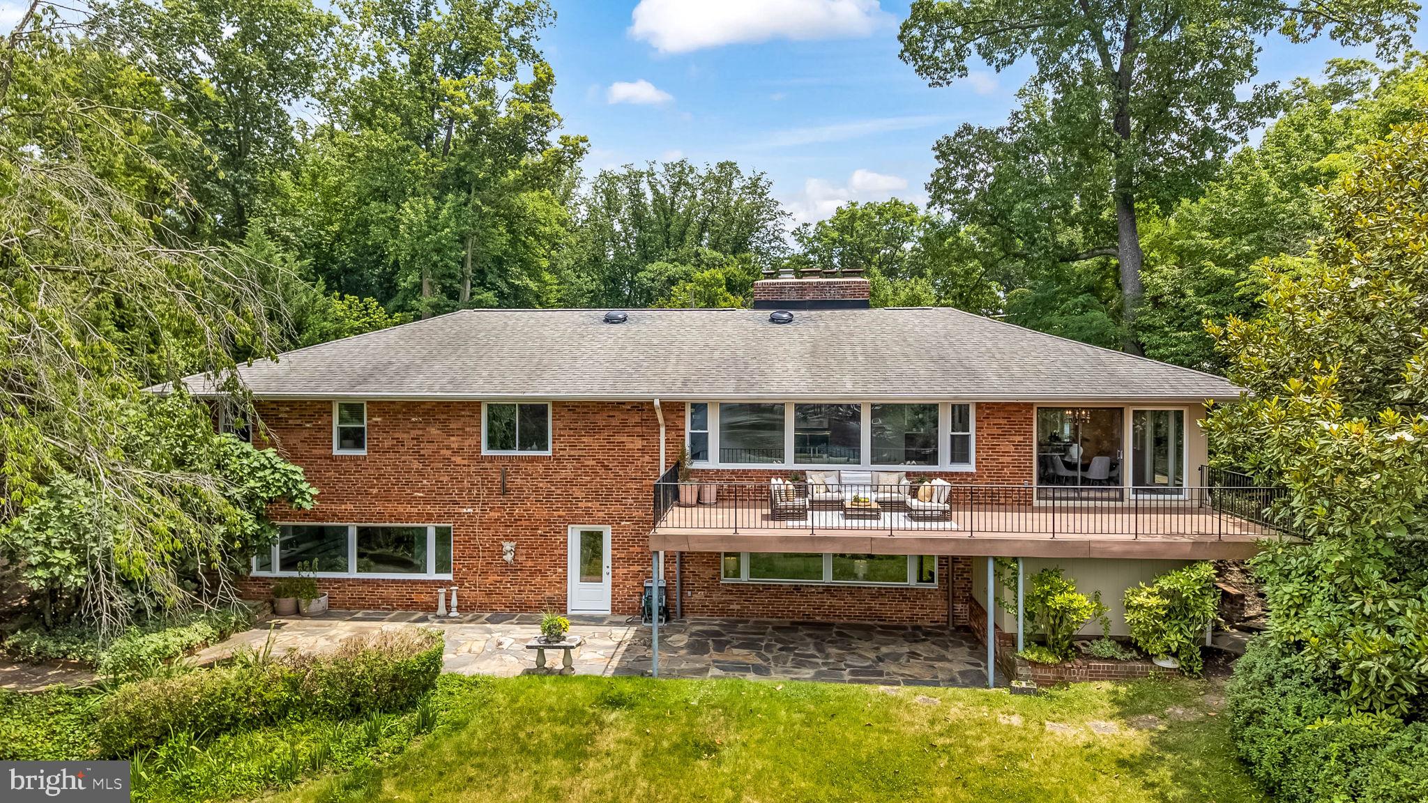 LAKE BARCROFT - Residential