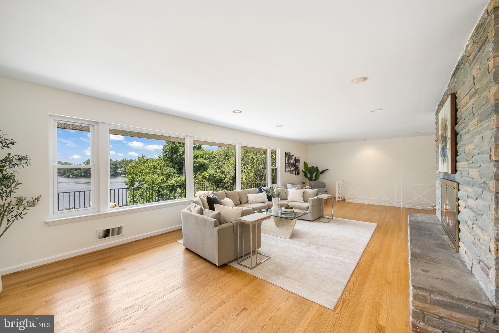 LAKE BARCROFT - Residential