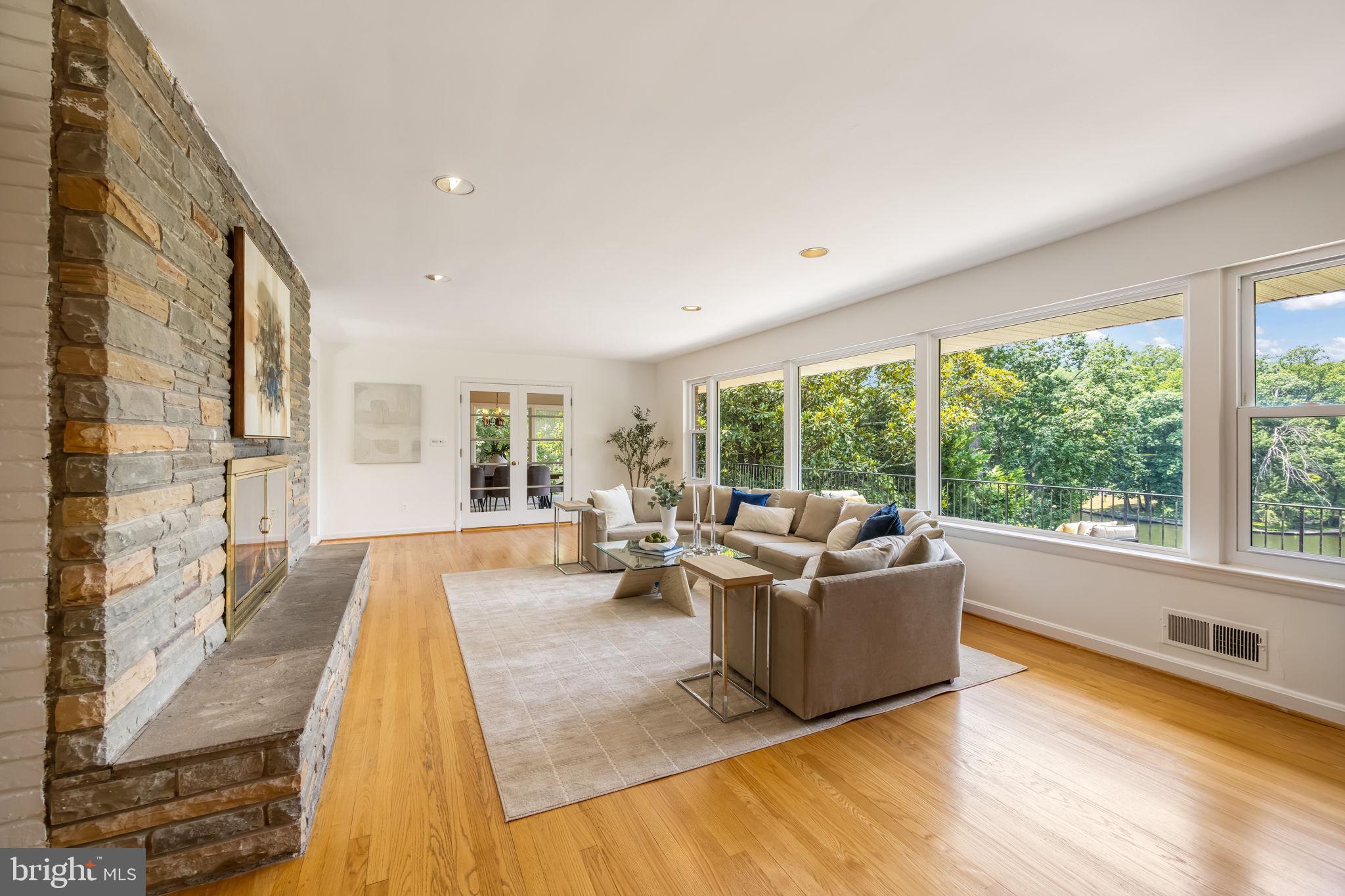 LAKE BARCROFT - Residential