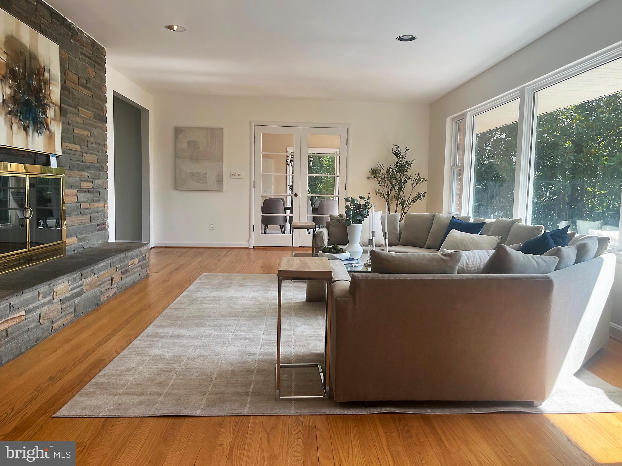 LAKE BARCROFT - Residential