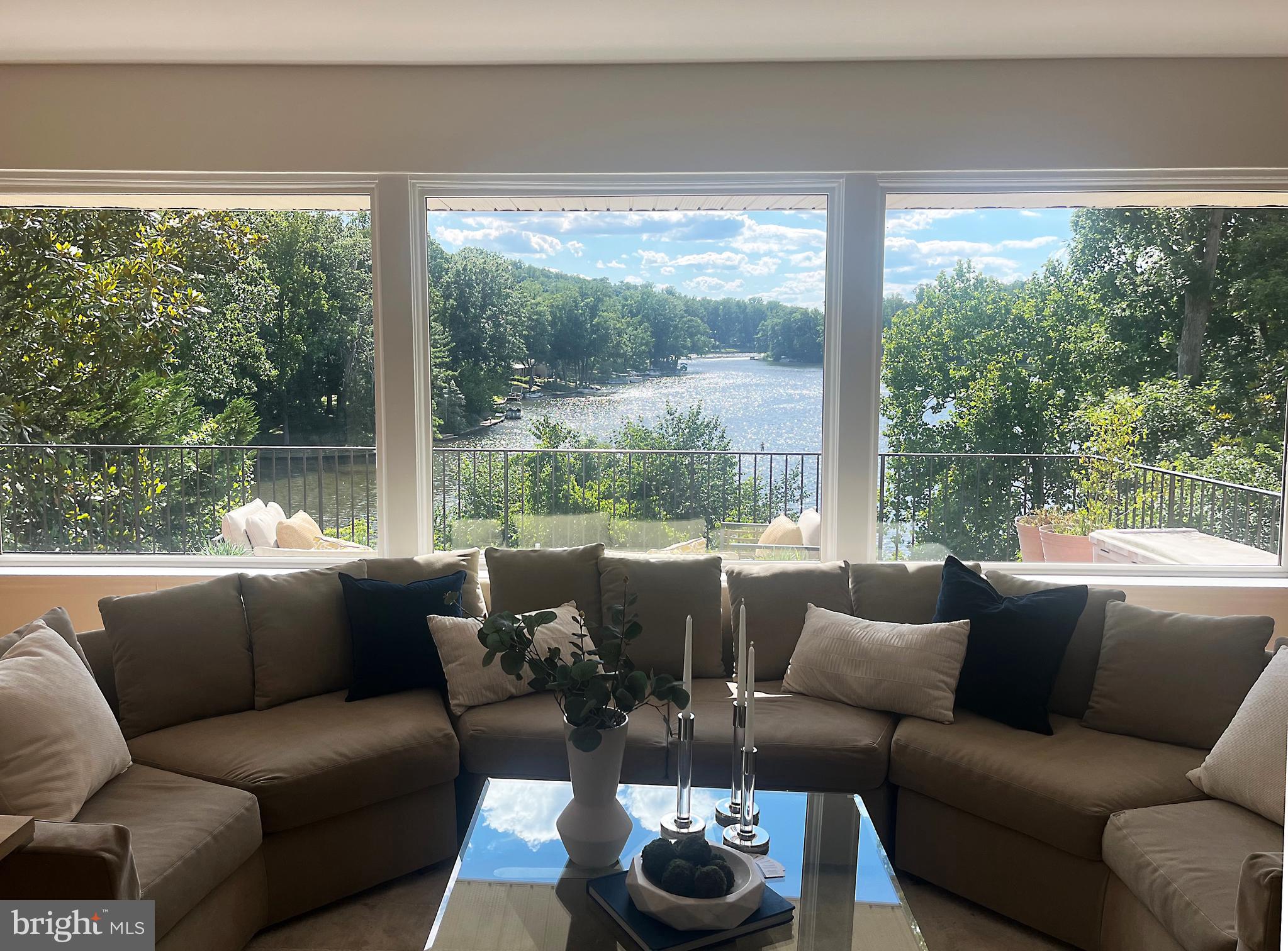 LAKE BARCROFT - Residential