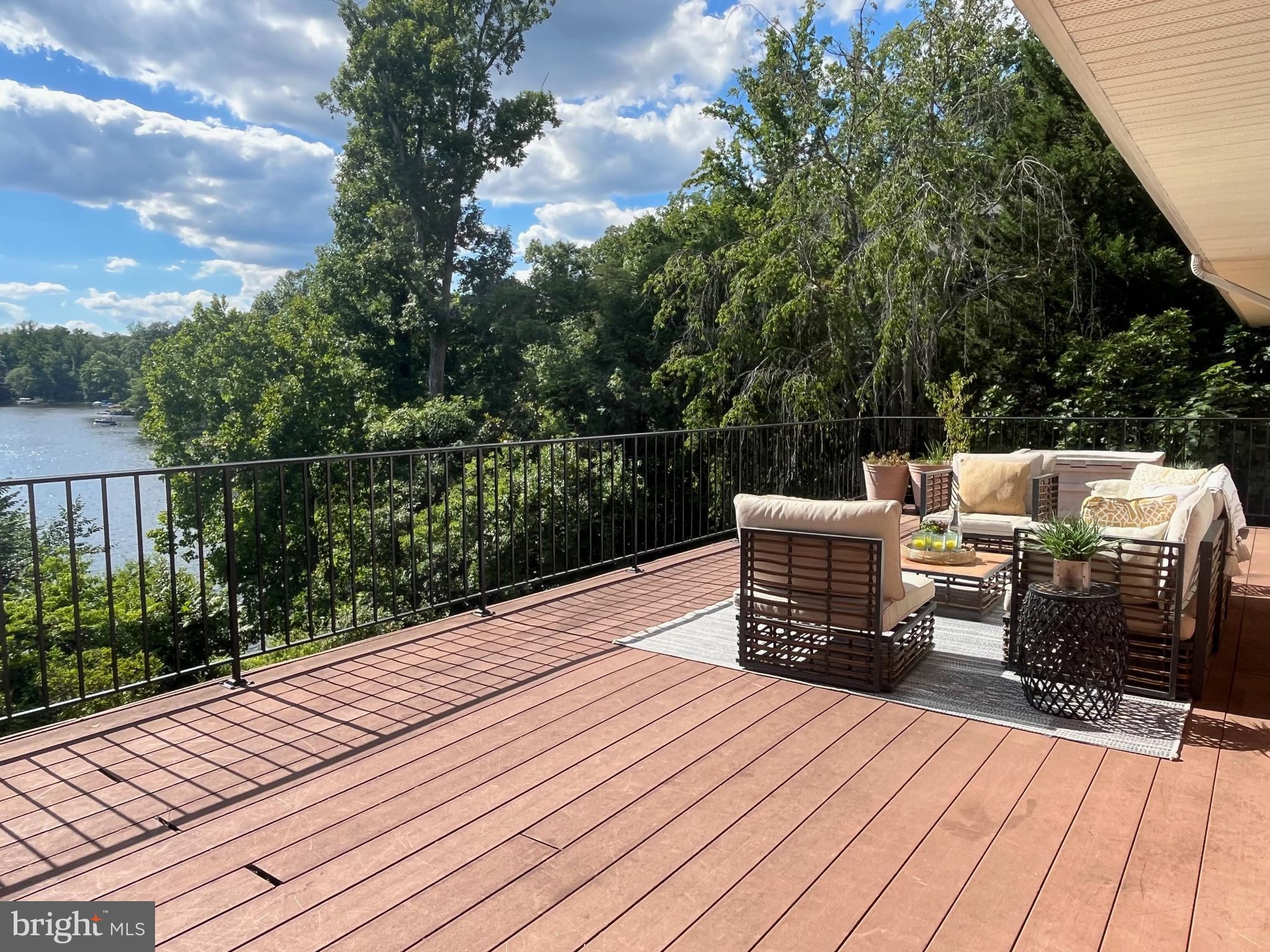 LAKE BARCROFT - Residential