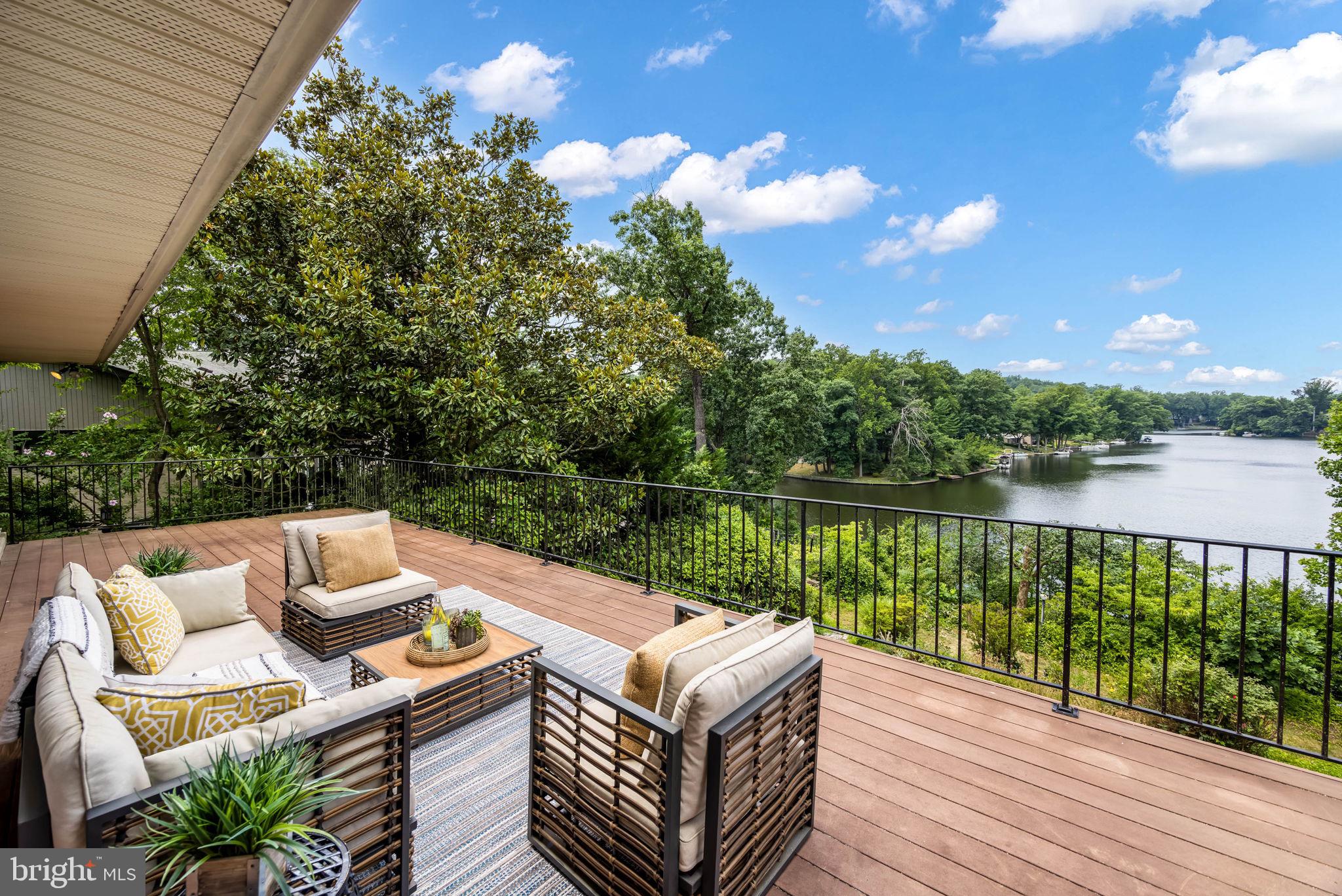 LAKE BARCROFT - Residential