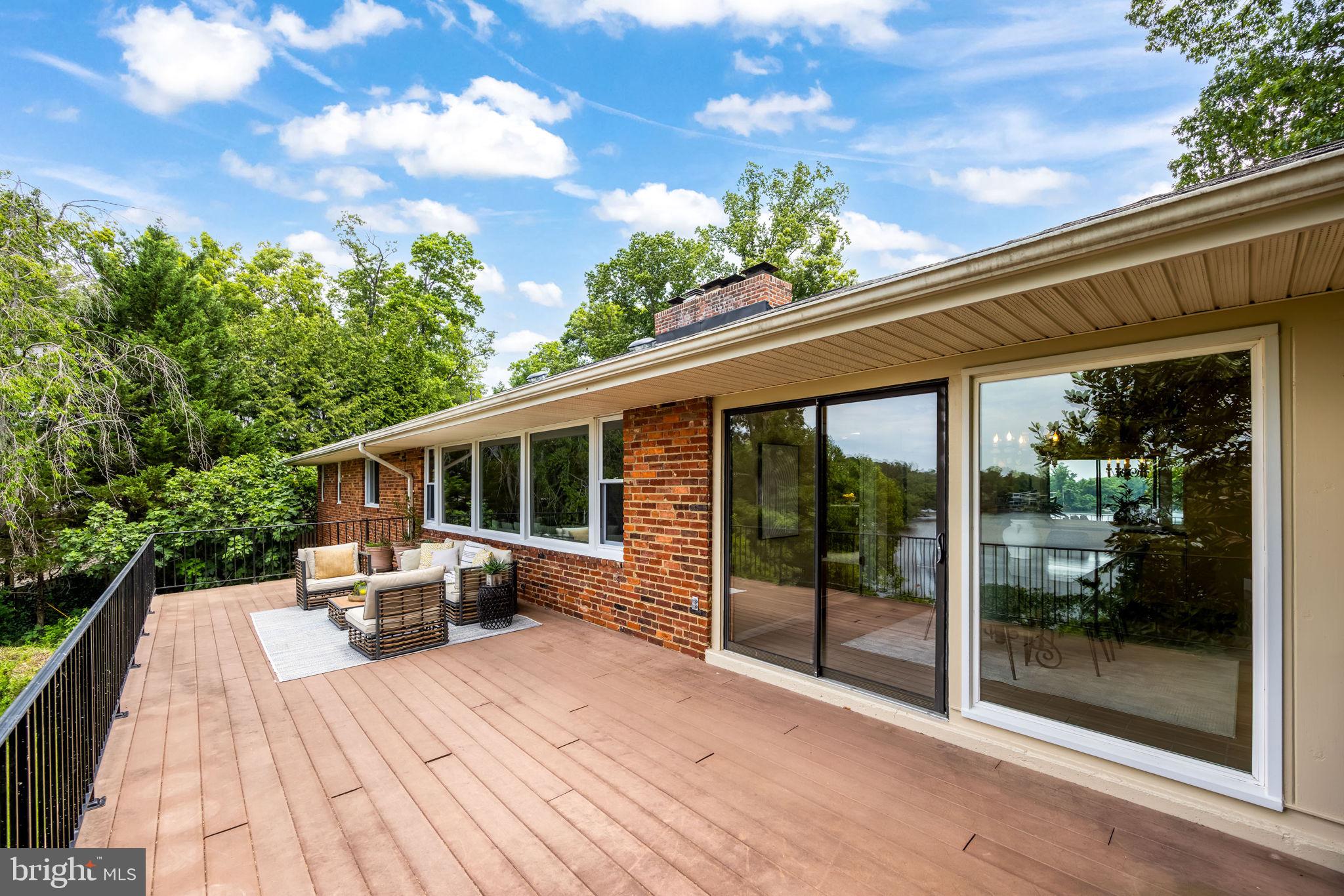 LAKE BARCROFT - Residential