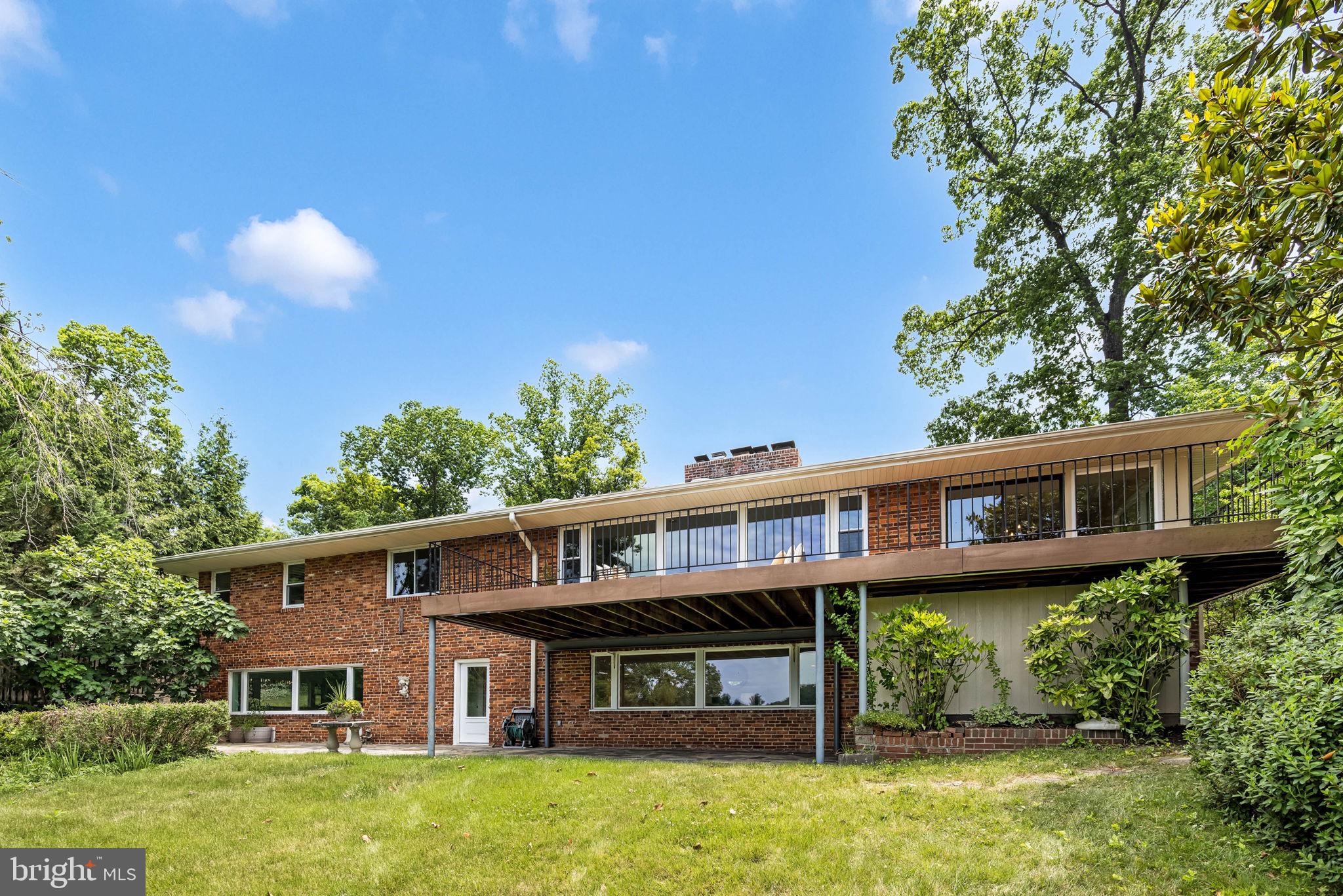 LAKE BARCROFT - Residential