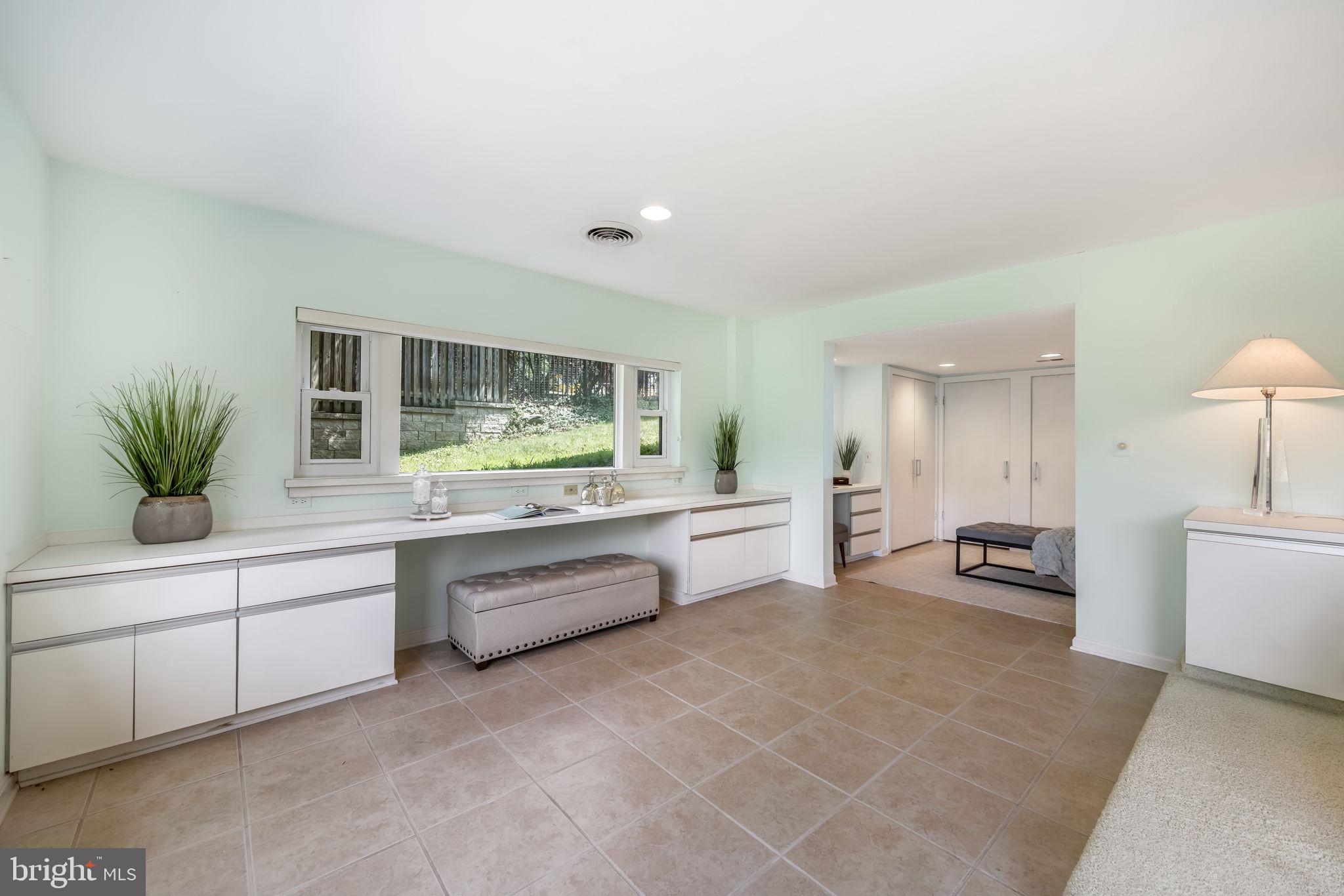 LAKE BARCROFT - Residential