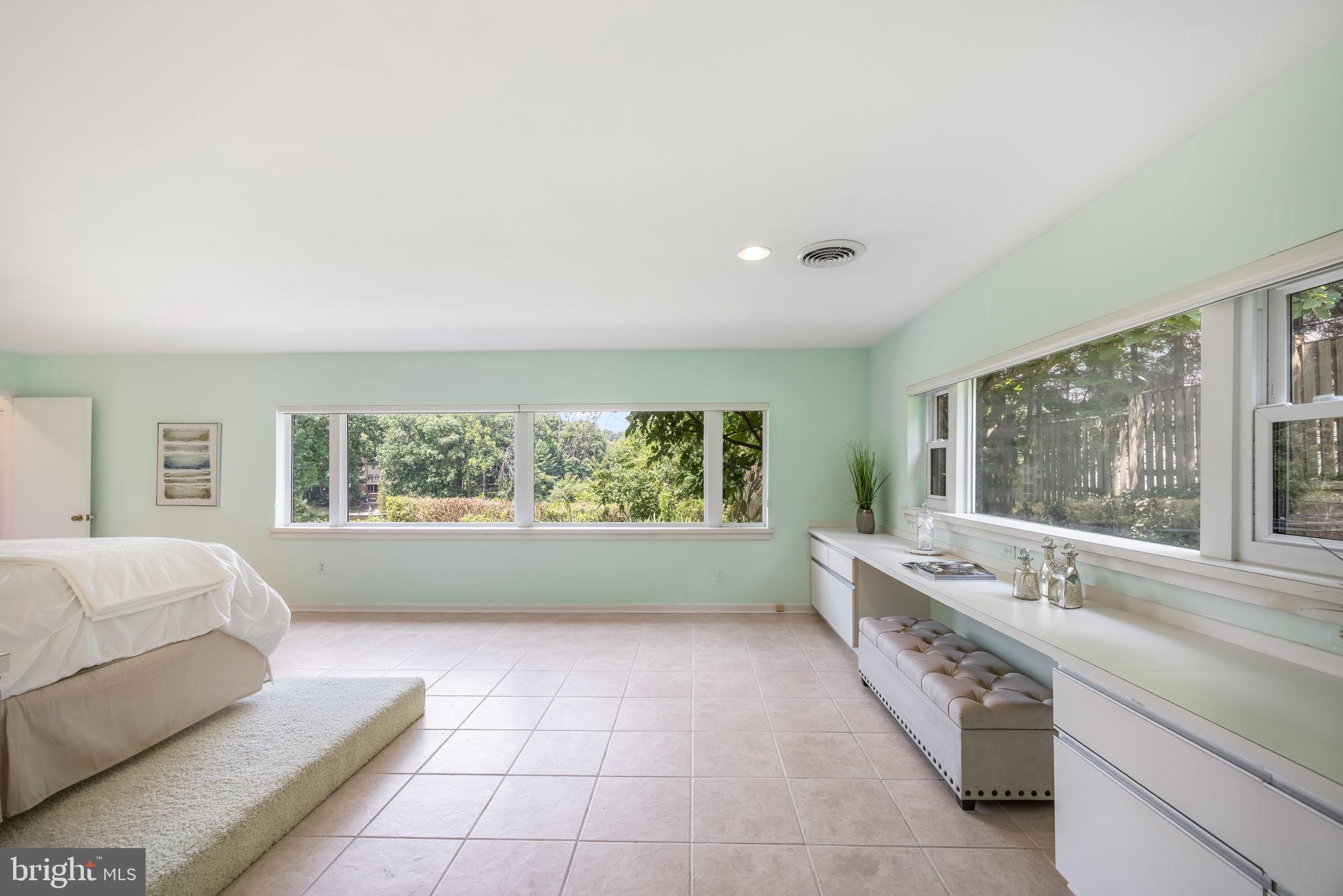 LAKE BARCROFT - Residential