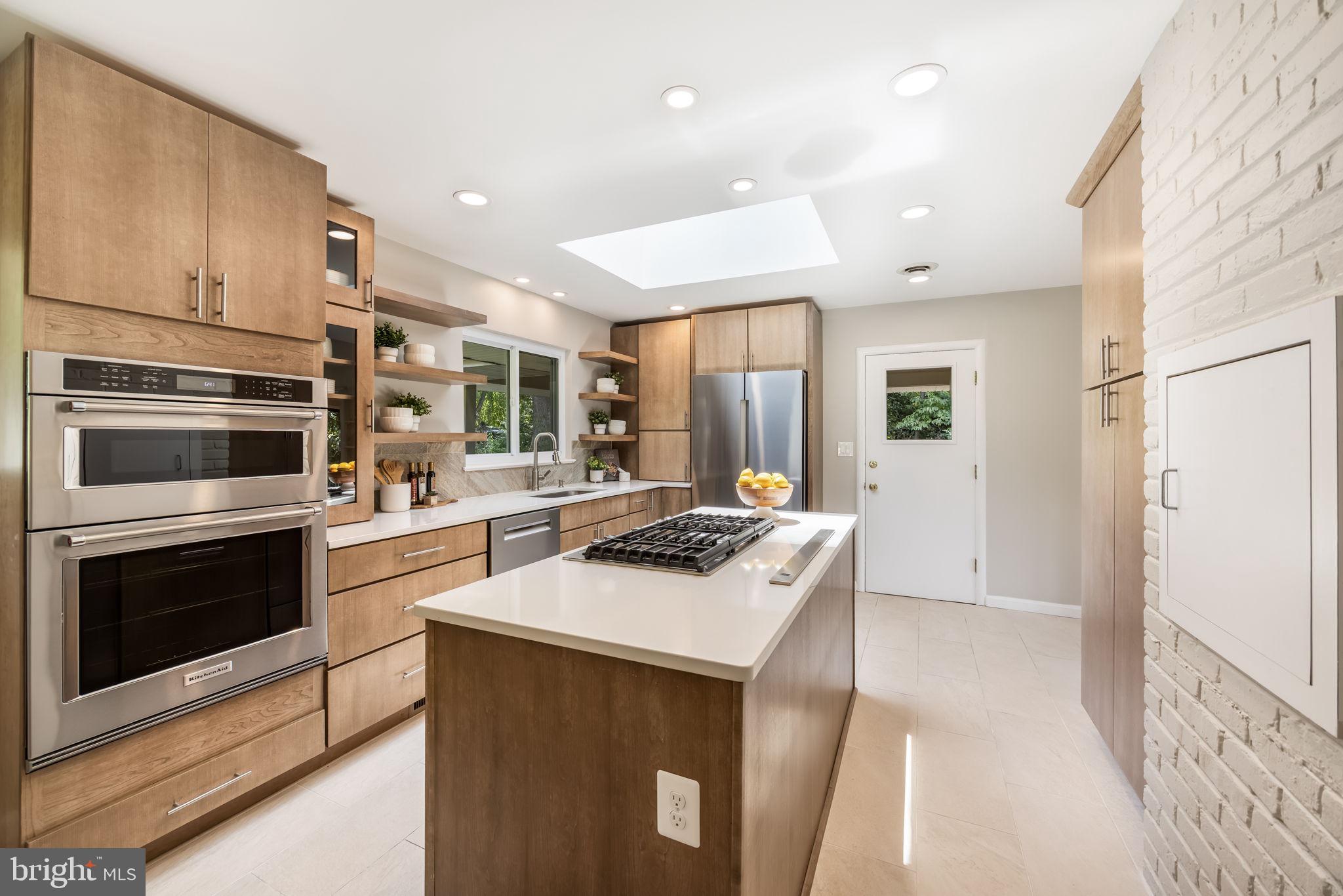 LAKE BARCROFT - Residential
