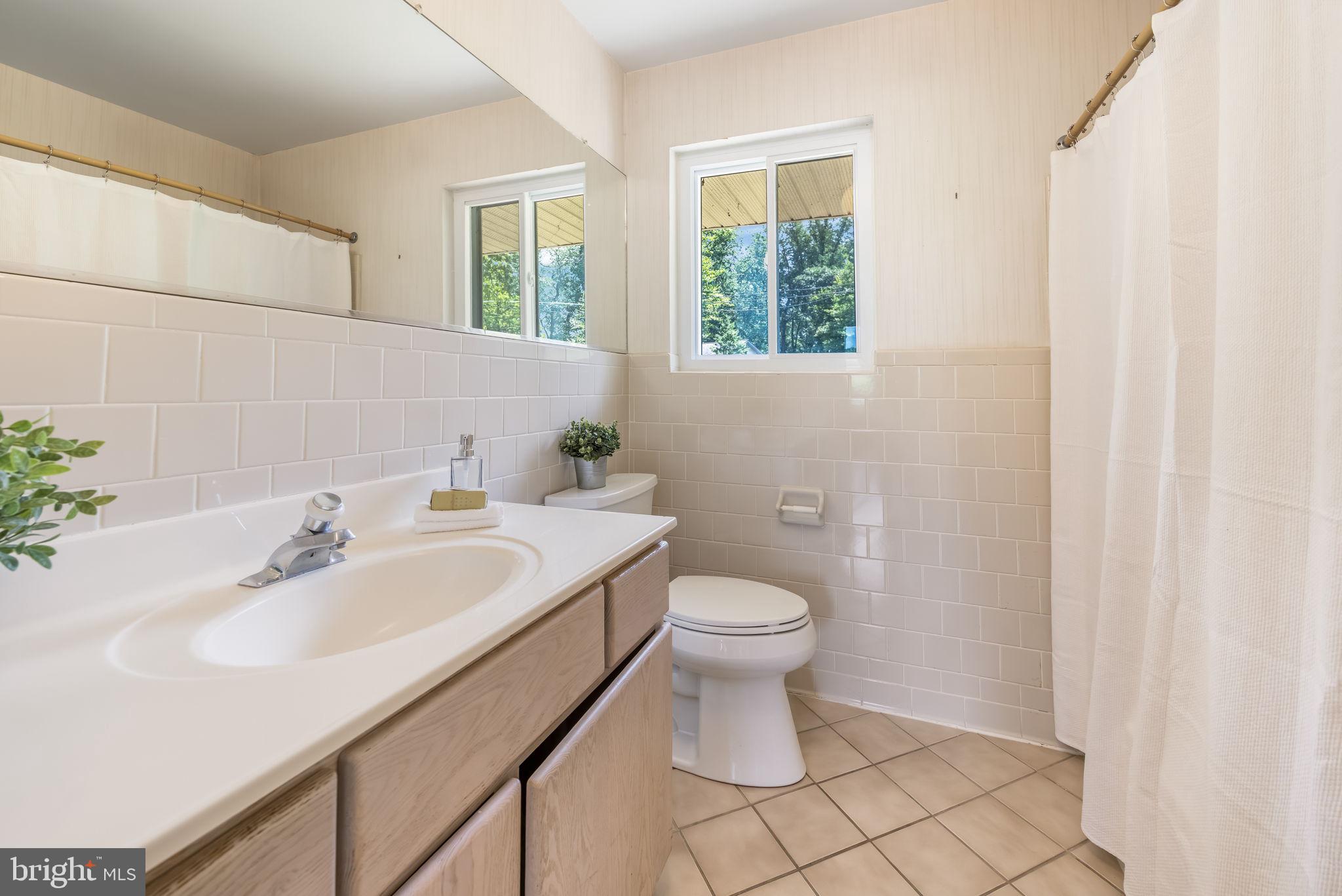 LAKE BARCROFT - Residential
