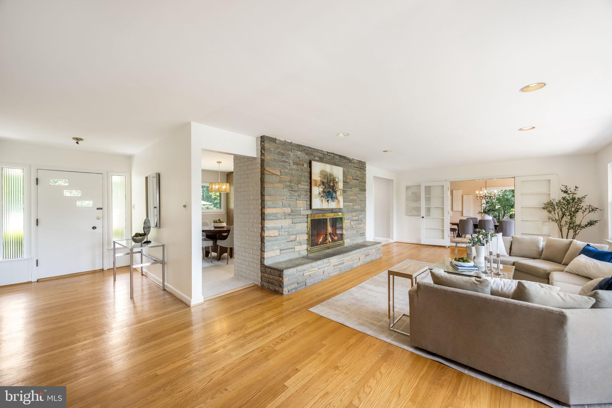 LAKE BARCROFT - Residential