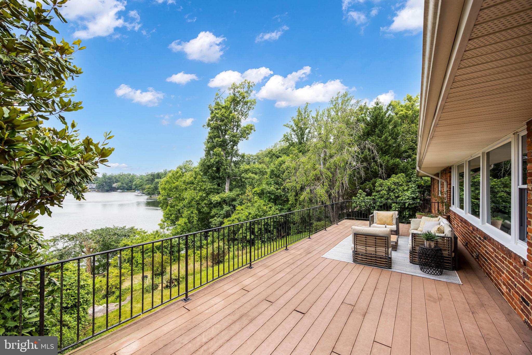 LAKE BARCROFT - Residential