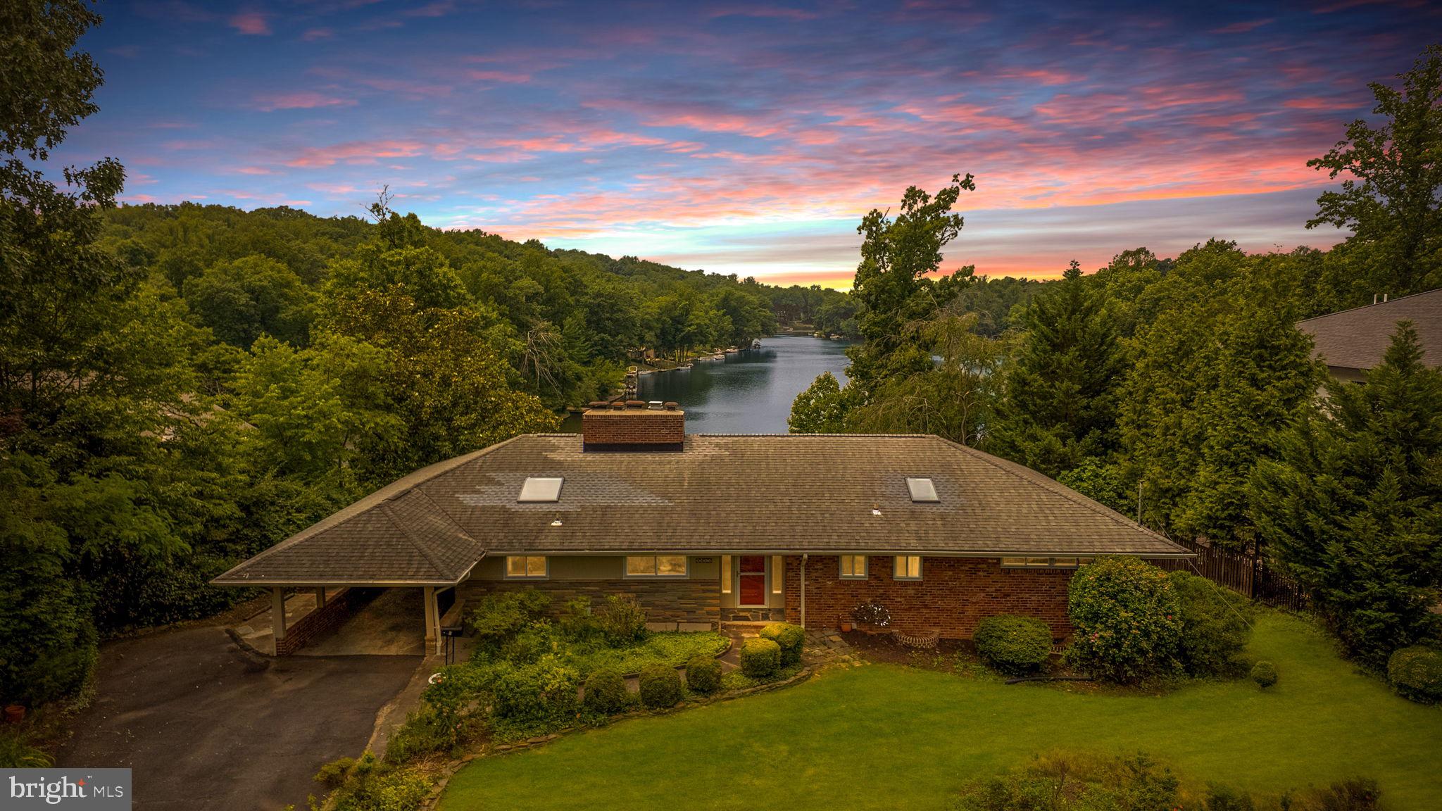 LAKE BARCROFT - Residential