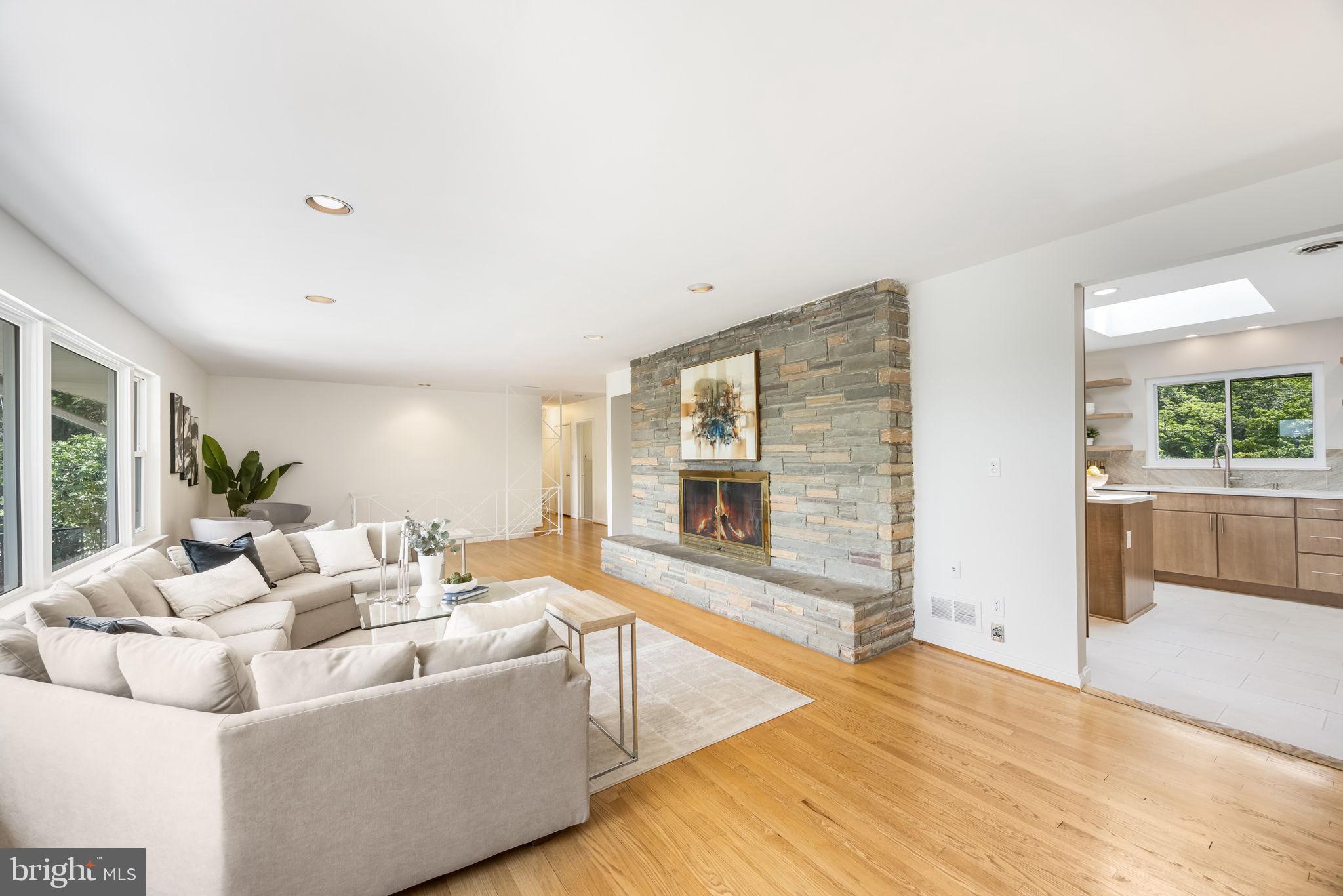 LAKE BARCROFT - Residential