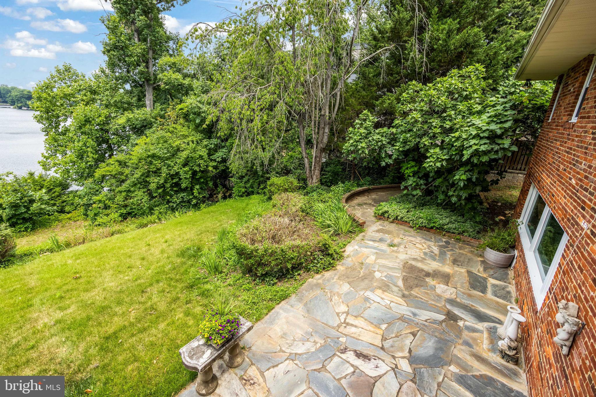 LAKE BARCROFT - Residential